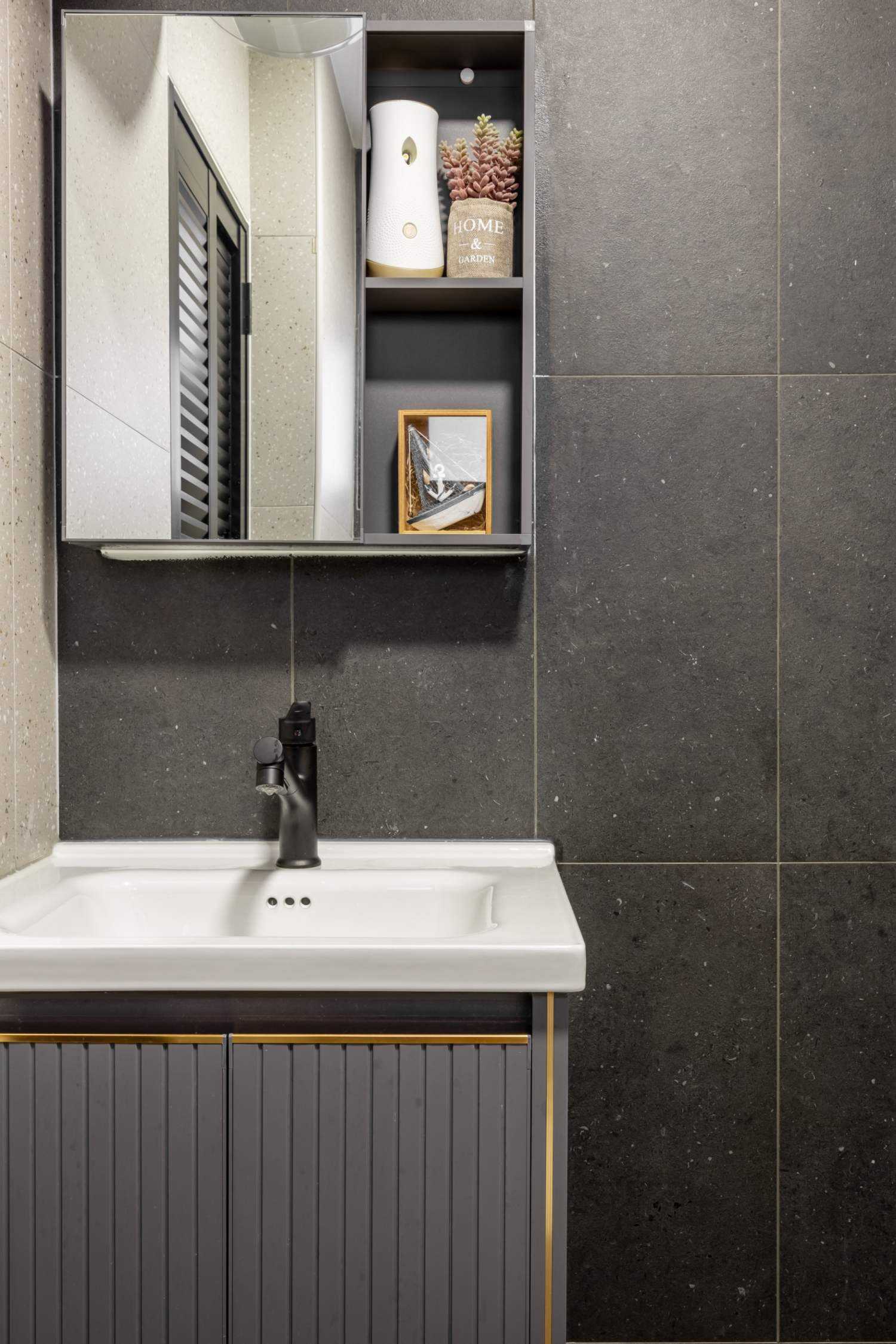 Contemporary Bathroom with Countertop and Vinyl Flooring