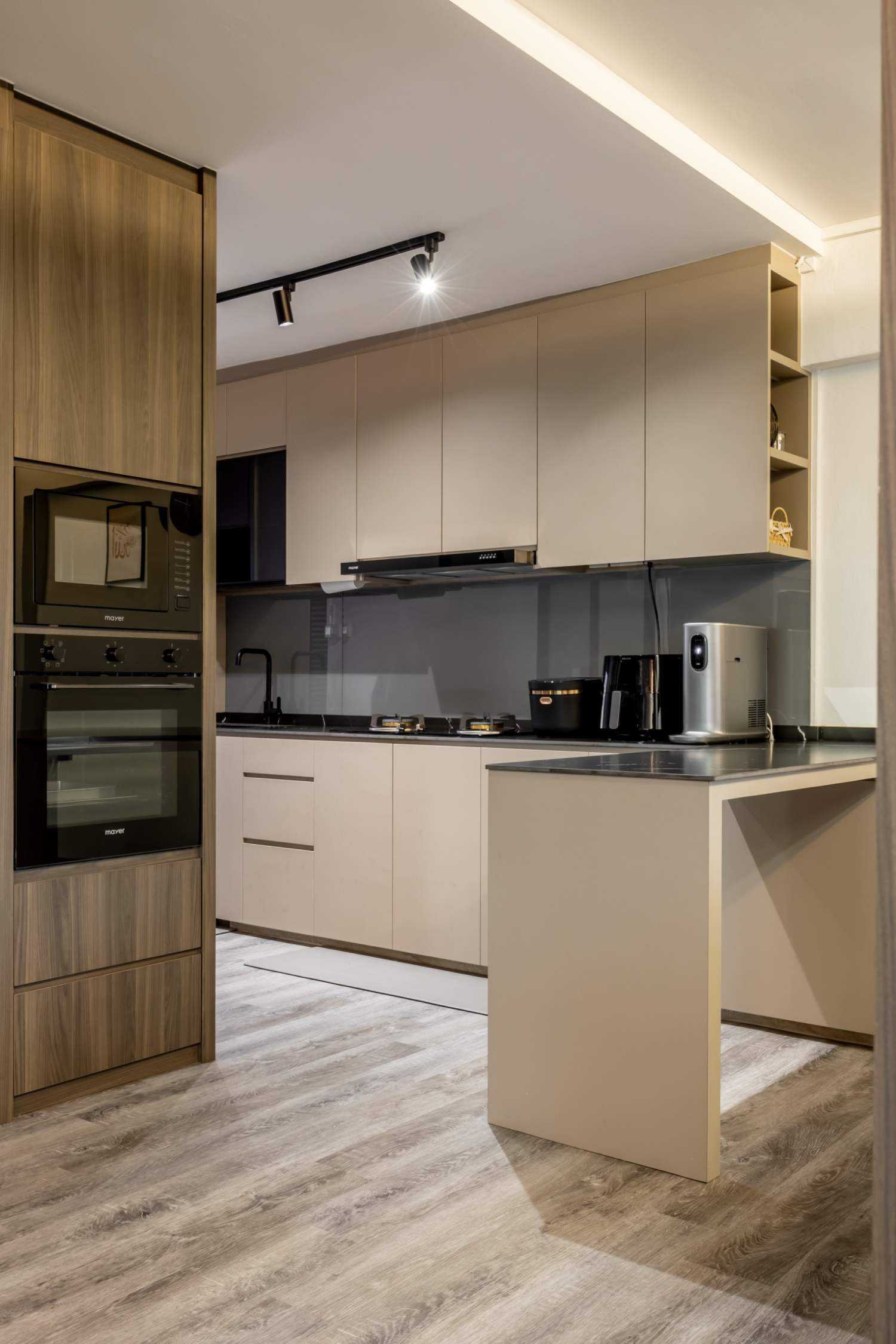 Contemporary Kitchen with Countertop and Vinyl Flooring