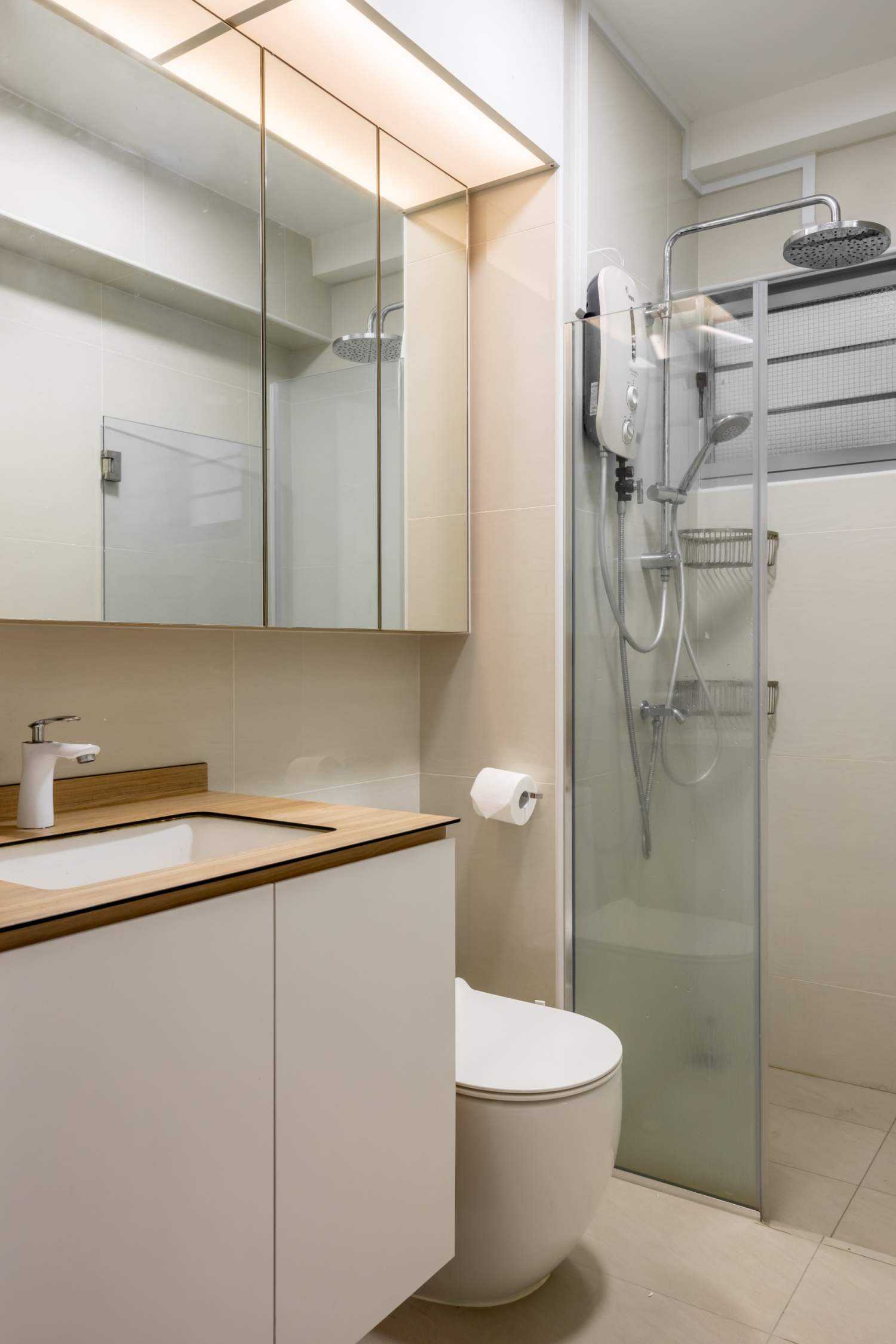 Contemporary Bathroom with Countertop and Homogeneous Tiles