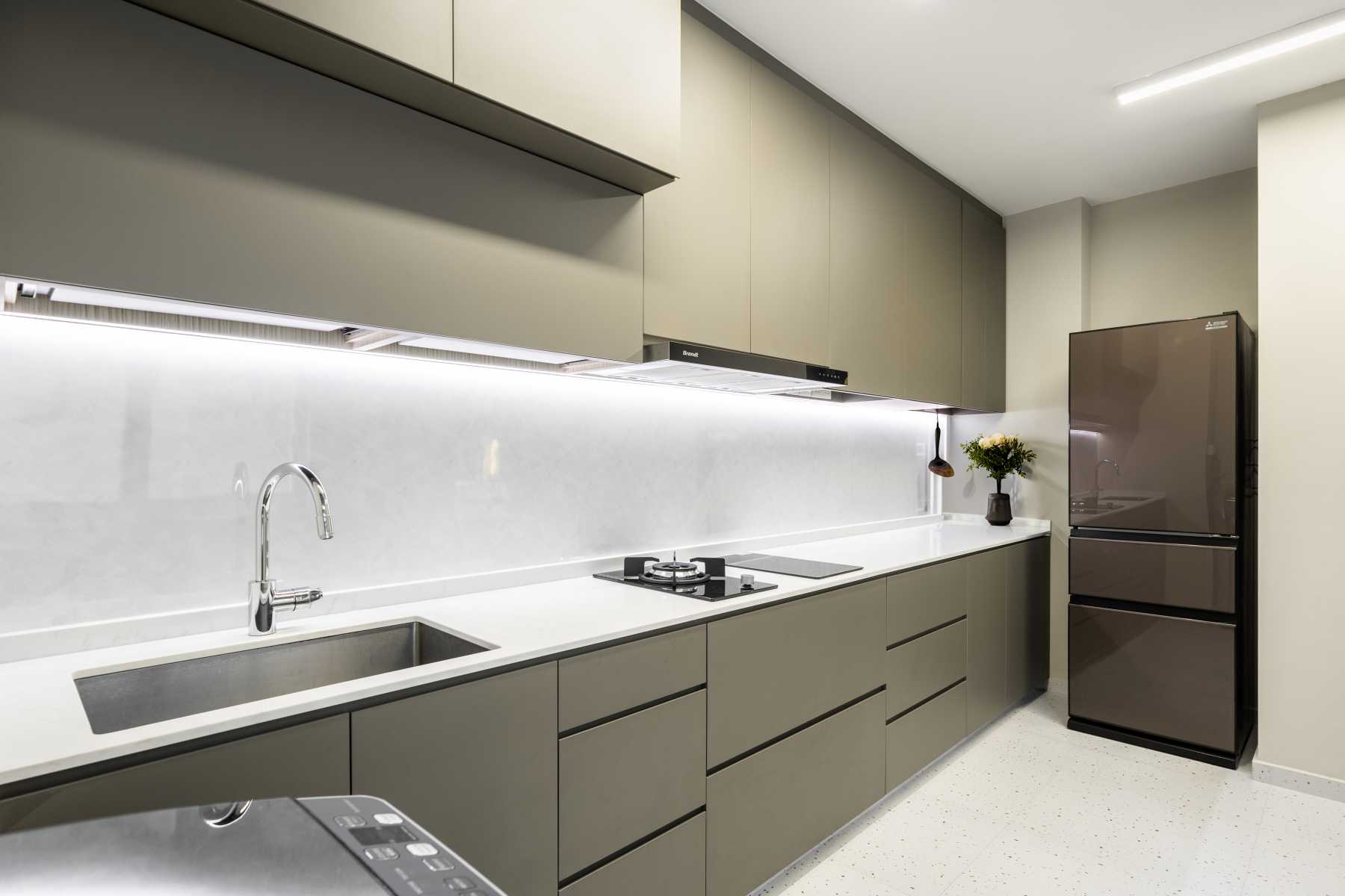 Modern Kitchen with Homogeneous Tiles and Kitchen Window