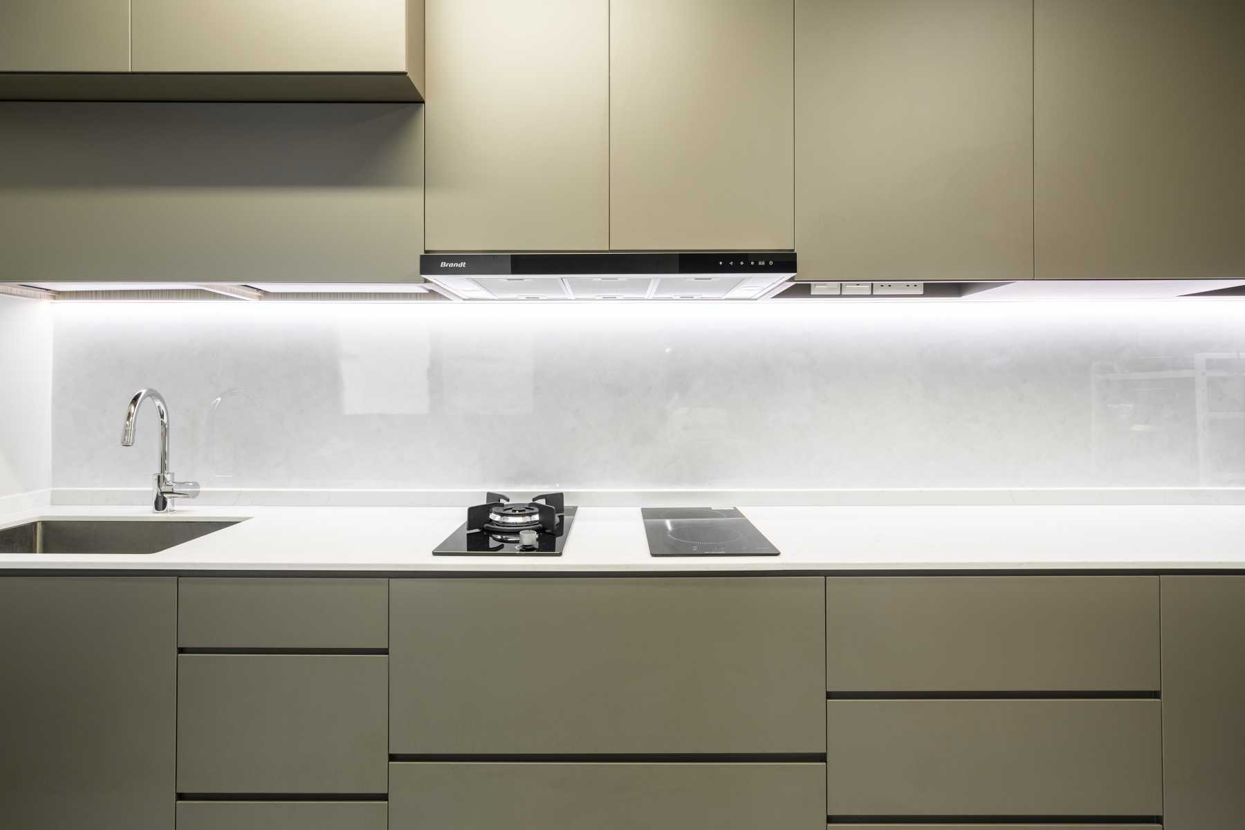Modern Kitchen with Open Kitchen and Kitchen Backsplash