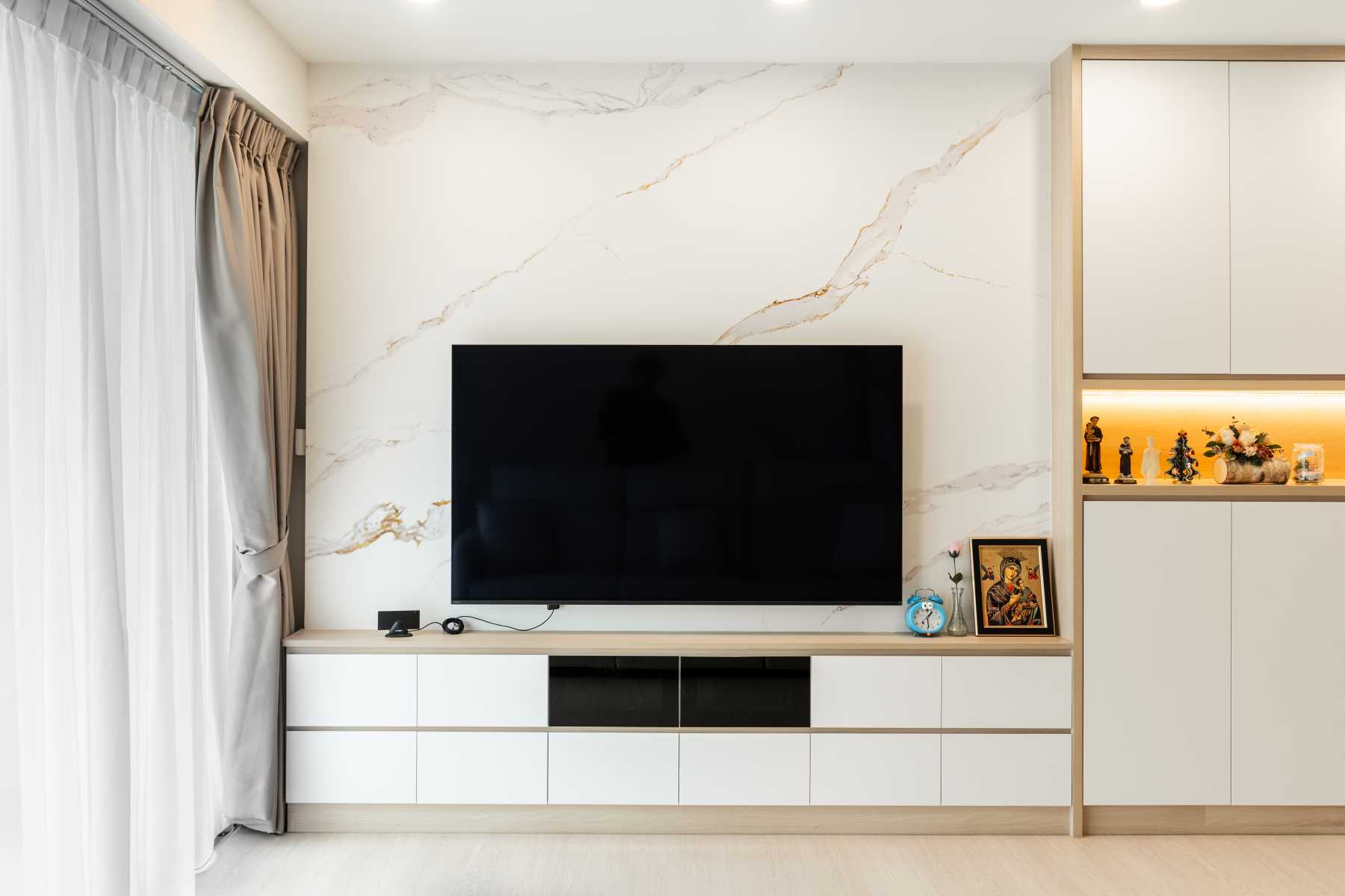 Minimalist Living Room with Feature Wall and Sofa
