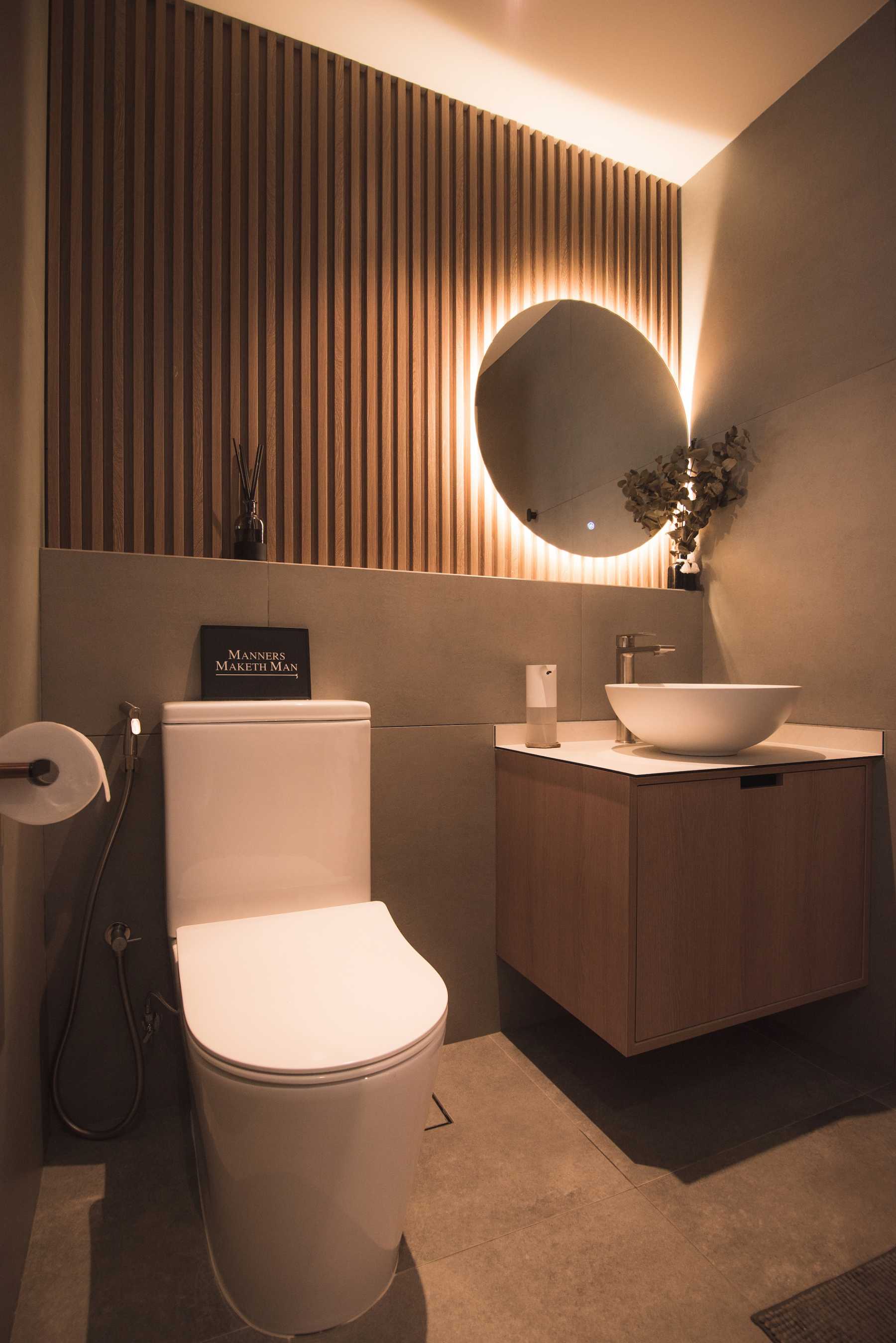Contemporary Bathroom with Homogeneous Tiles and Mirror