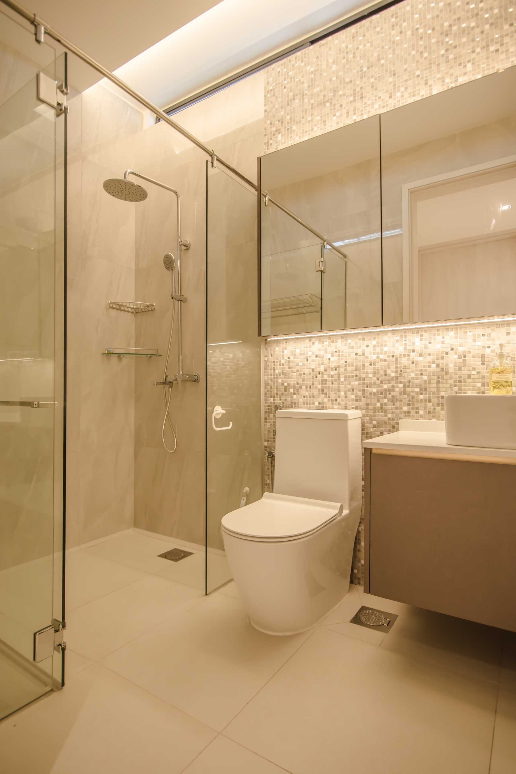 Contemporary Bathroom with Homogeneous Tiles and Vanity Counter