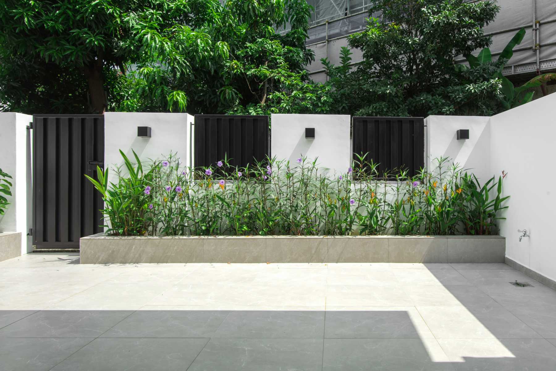 Contemporary Courtyard with Homogeneous Tiles and Awning