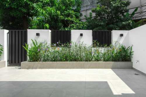 Contemporary Courtyard at Clover Way