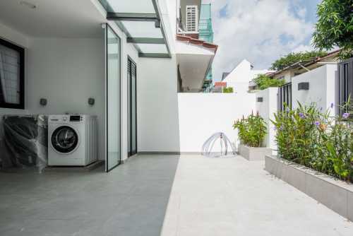 Contemporary Courtyard at Clover Way