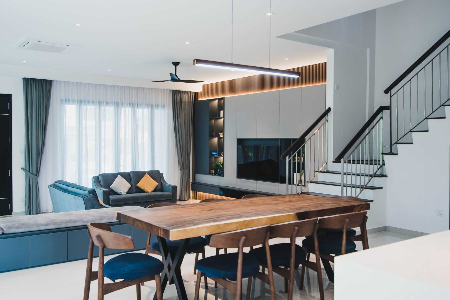 Contemporary Dining Room with Dining Table and Dining Chairs