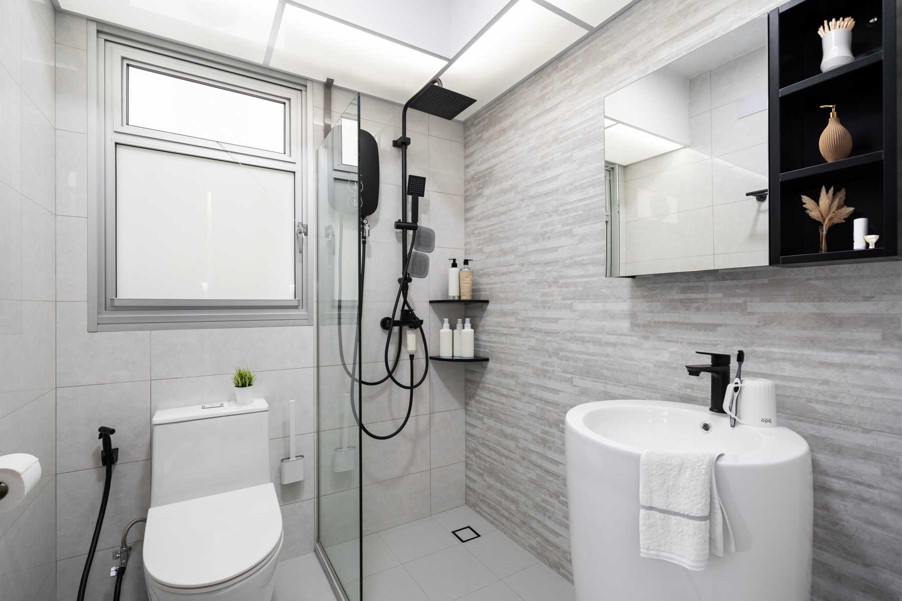 Minimalist Bathroom with Homogeneous Tiles and Mirror