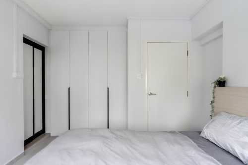 Contemporary Bedroom at 609 Bukit Panjang