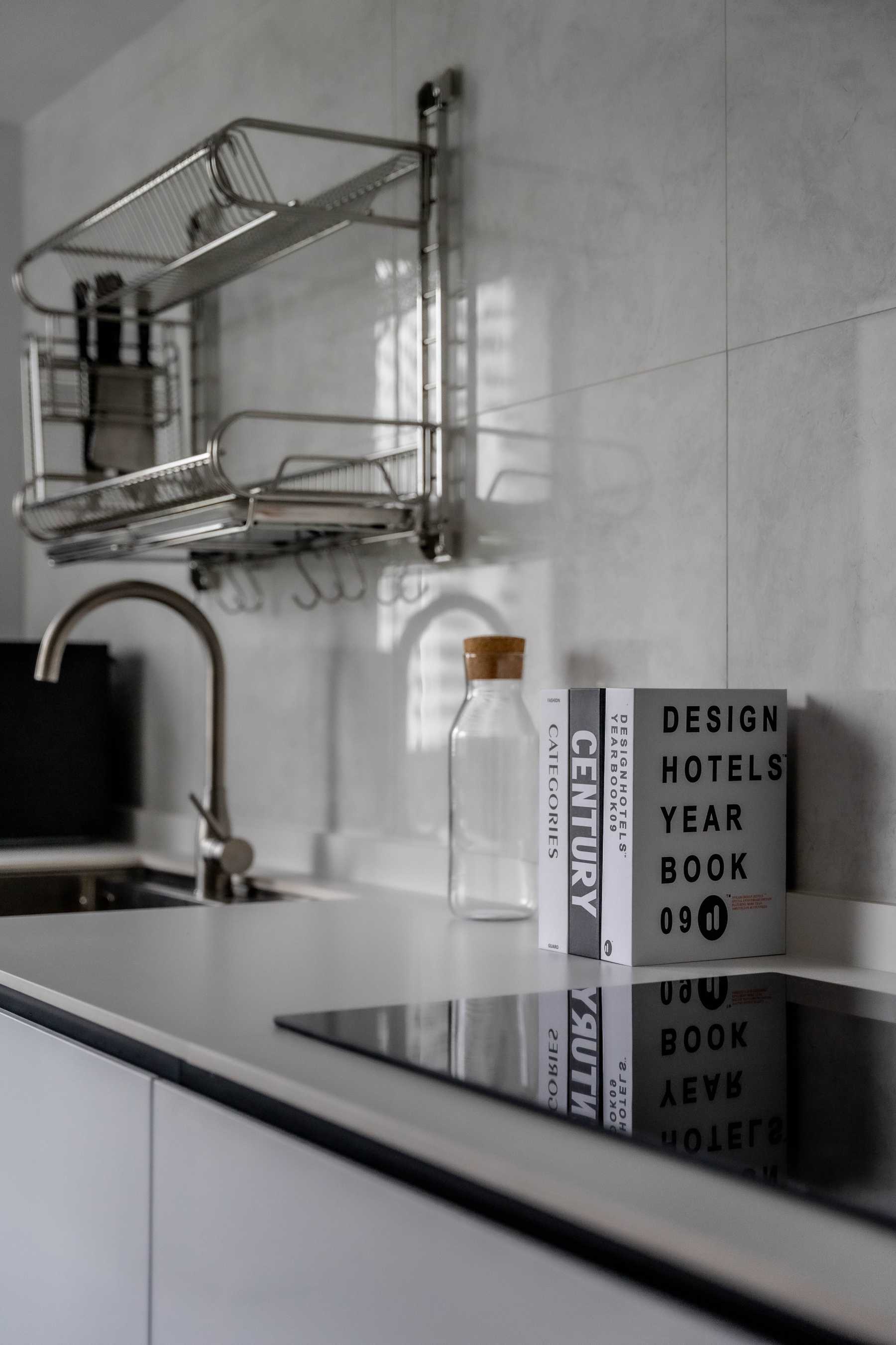 Contemporary Kitchen with Countertop and Homogeneous Tiles