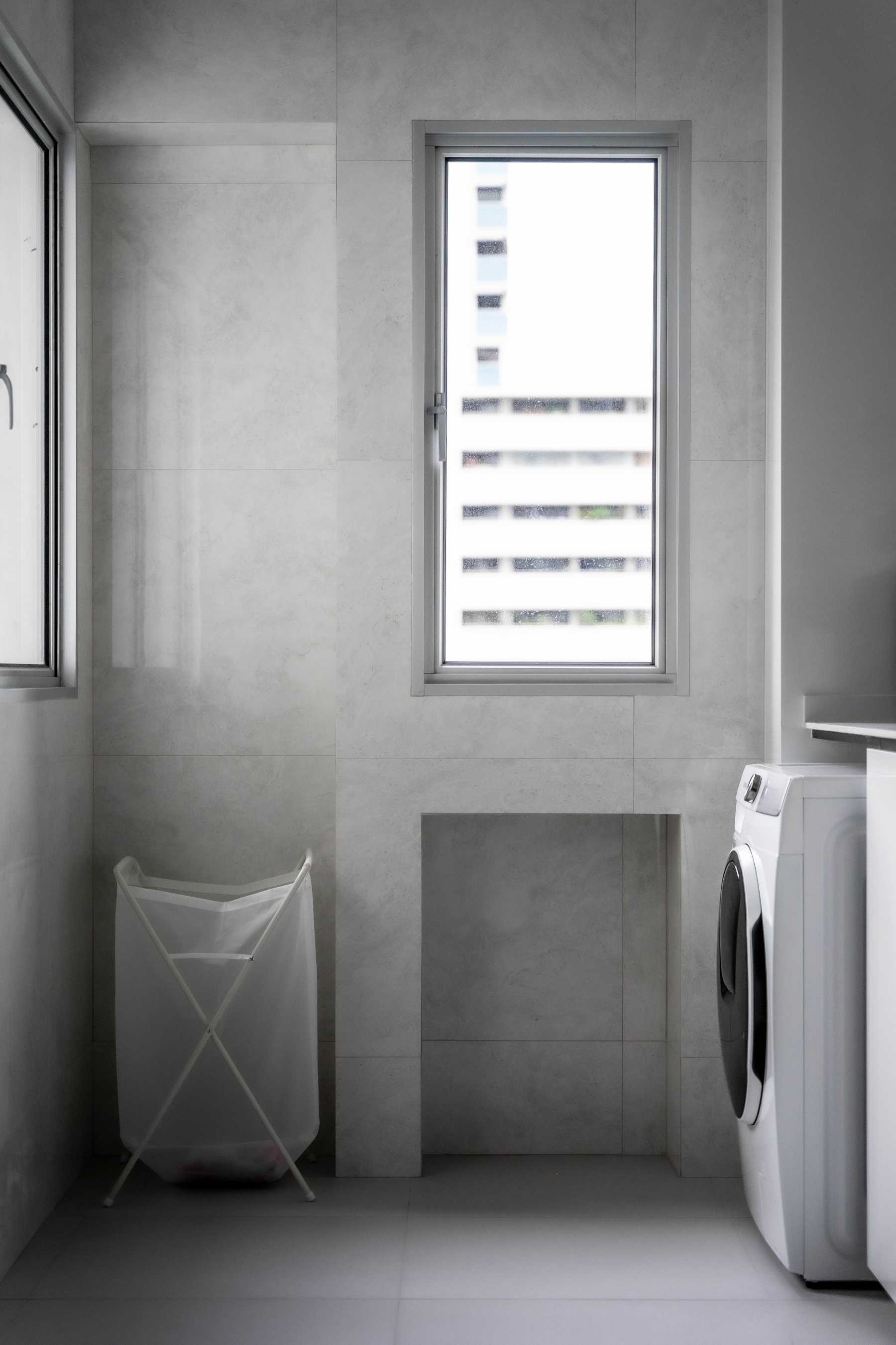 Contemporary Kitchen with Homogeneous Tiles and Washing Machine