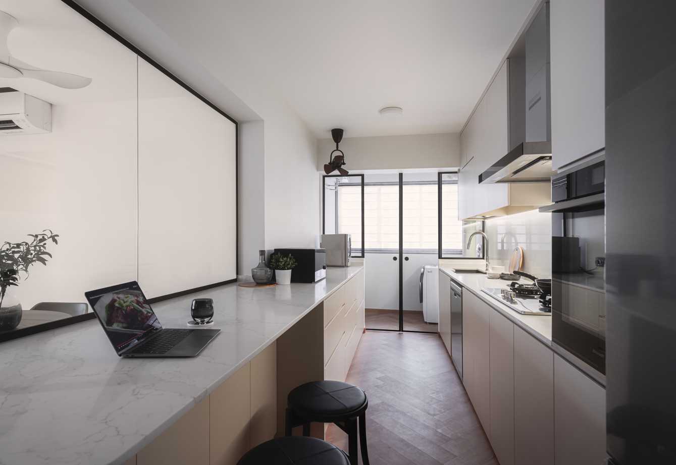 Contemporary Kitchen with Countertop and Breakfast Counter