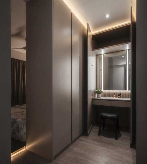 Contemporary Walk-in Wardrobe at 425B Northshore Crescent  (Liz)