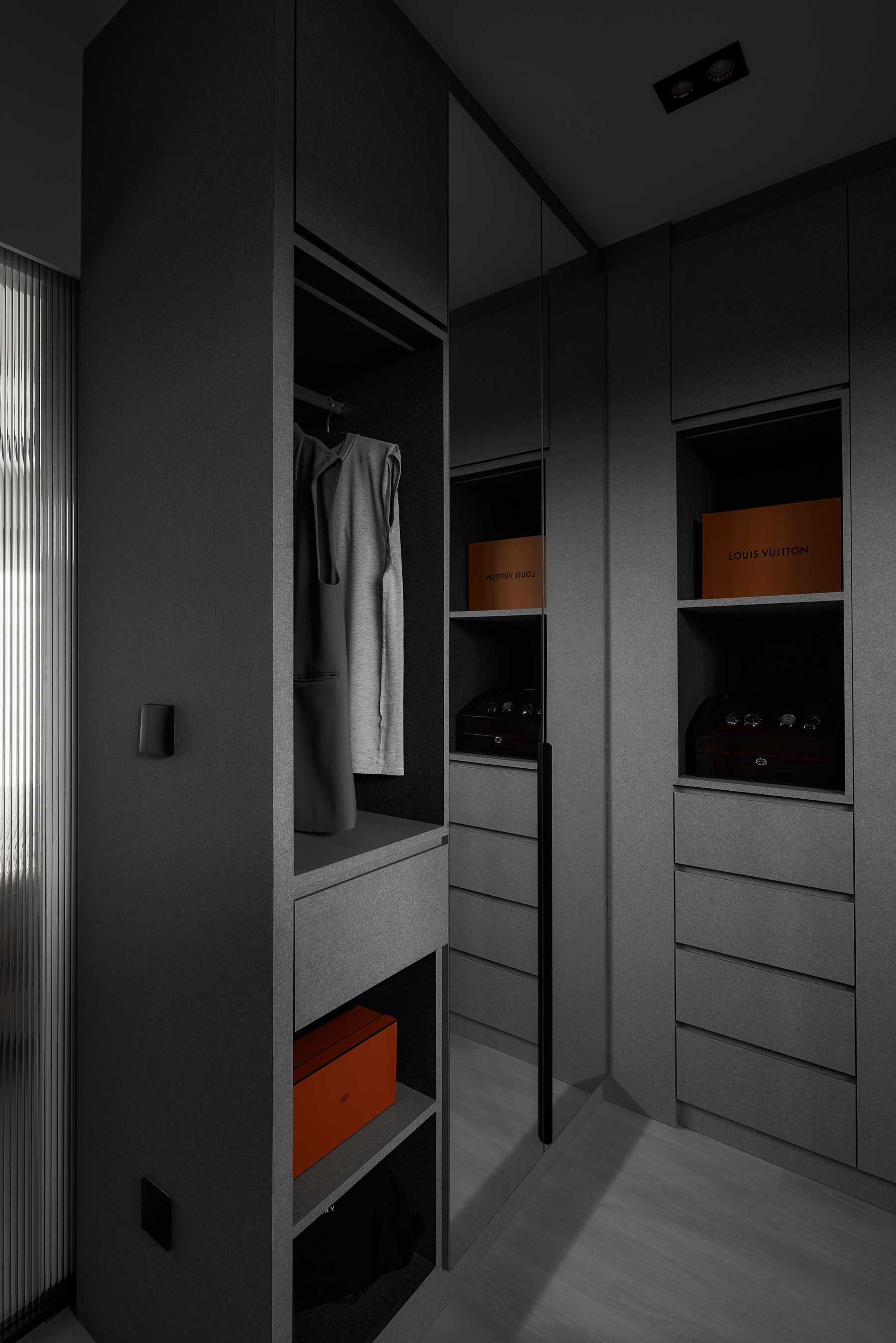Modern Walk-in Wardrobe with Mirror and Wardrobe