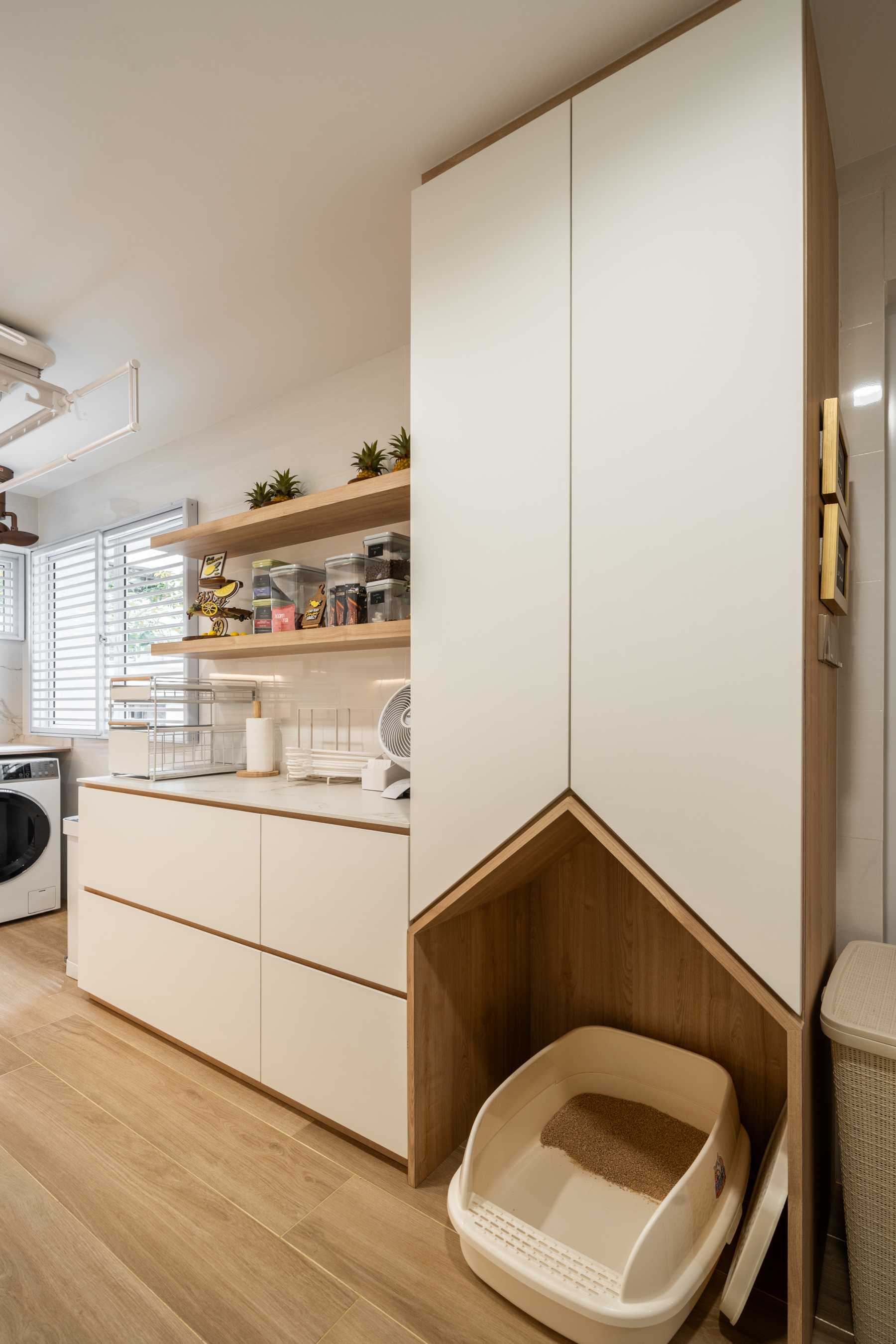Modern Kitchen with Kitchen Island and Kitchen Backsplash