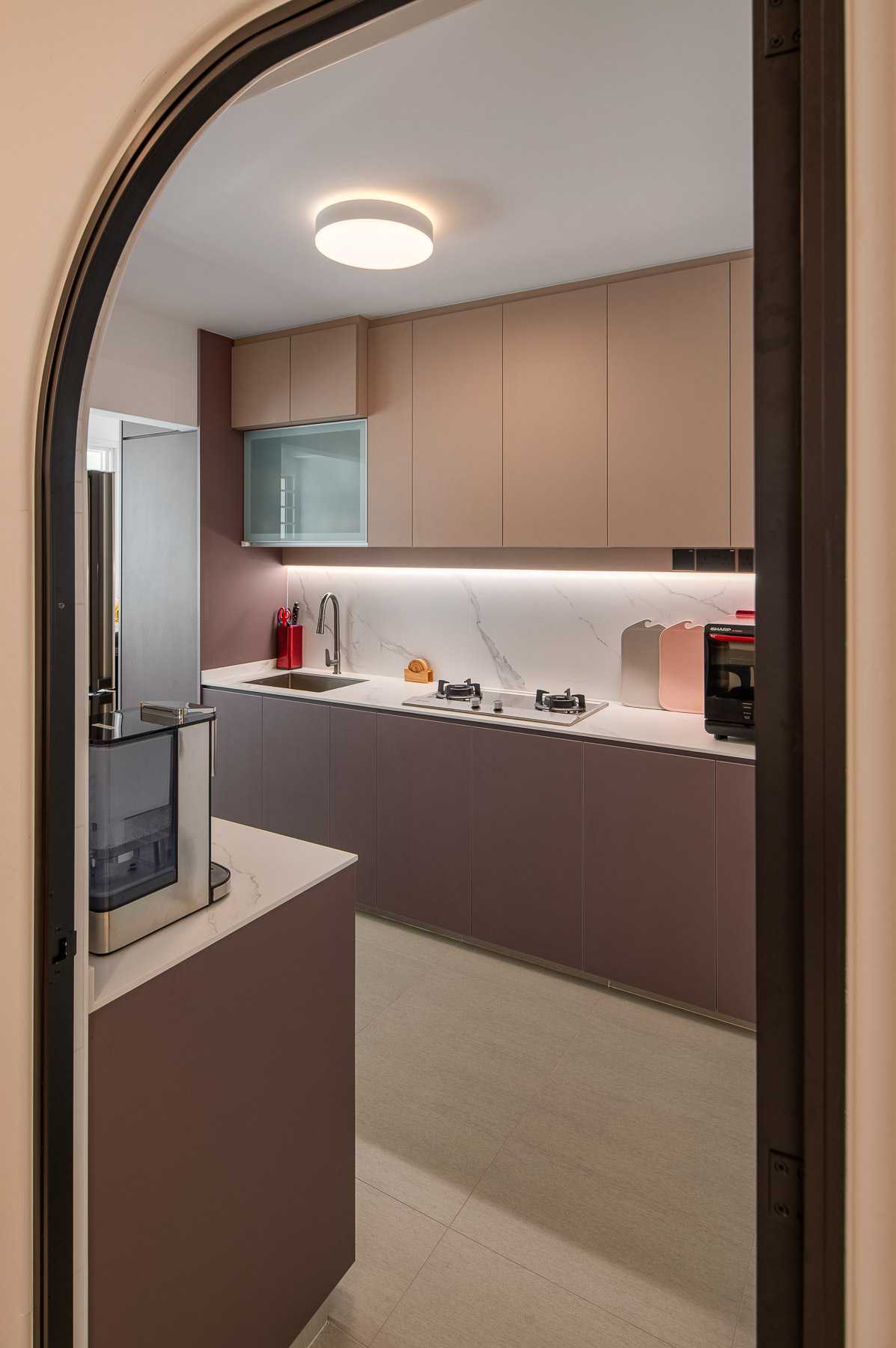 Contemporary Kitchen with Homogeneous Tiles and Kitchen Backsplash