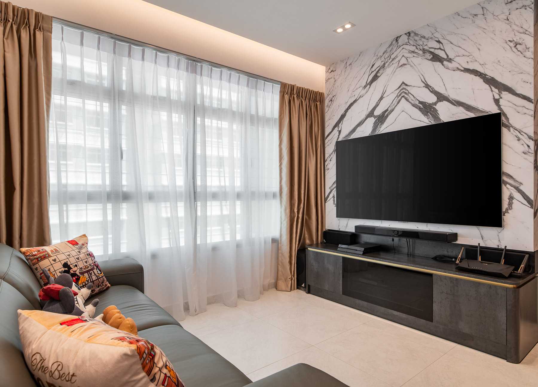 Contemporary Living Room with Homogeneous Tiles and Feature Wall