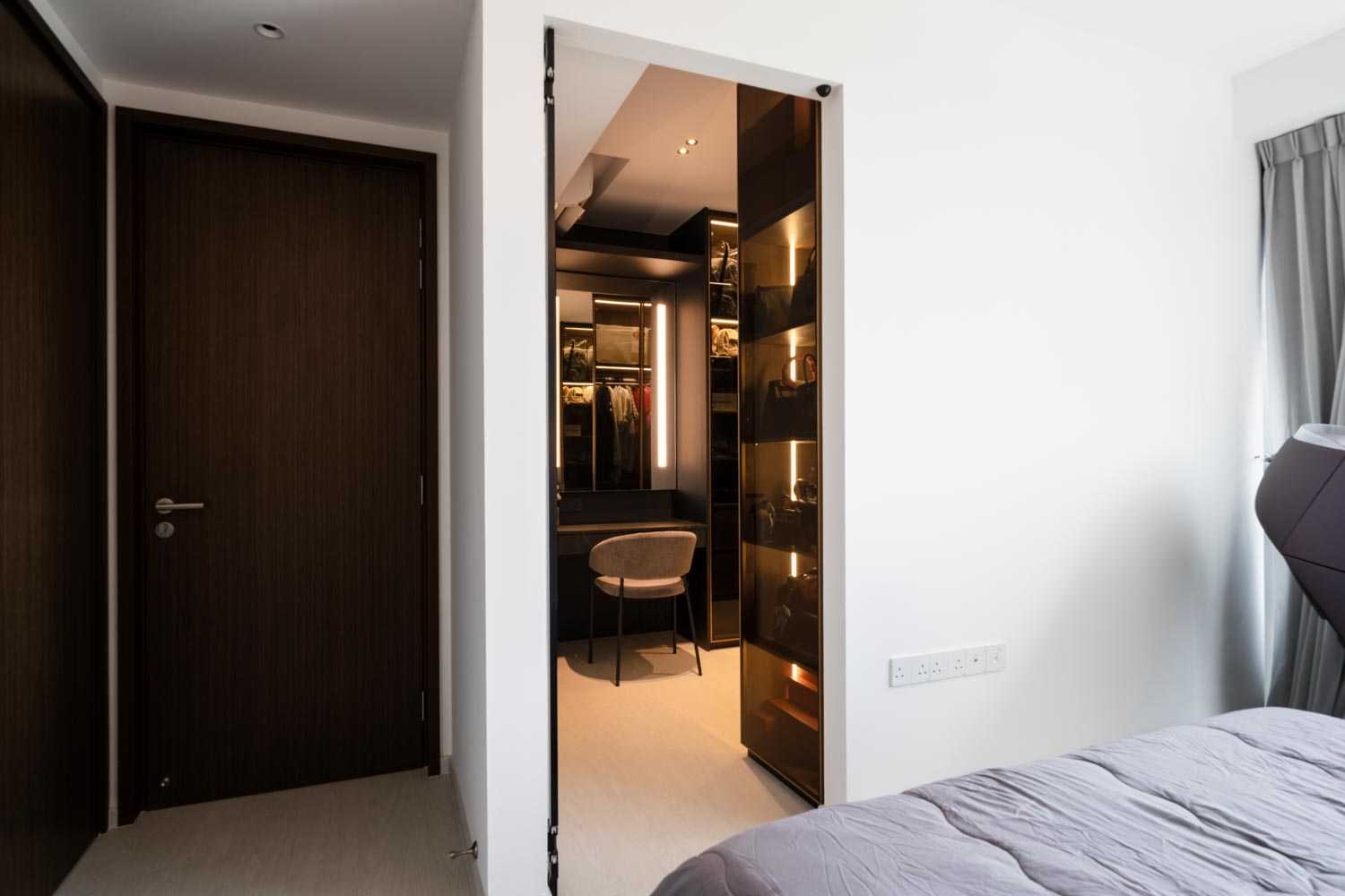 Modern Walk-in Wardrobe with Mirror and Wardrobe