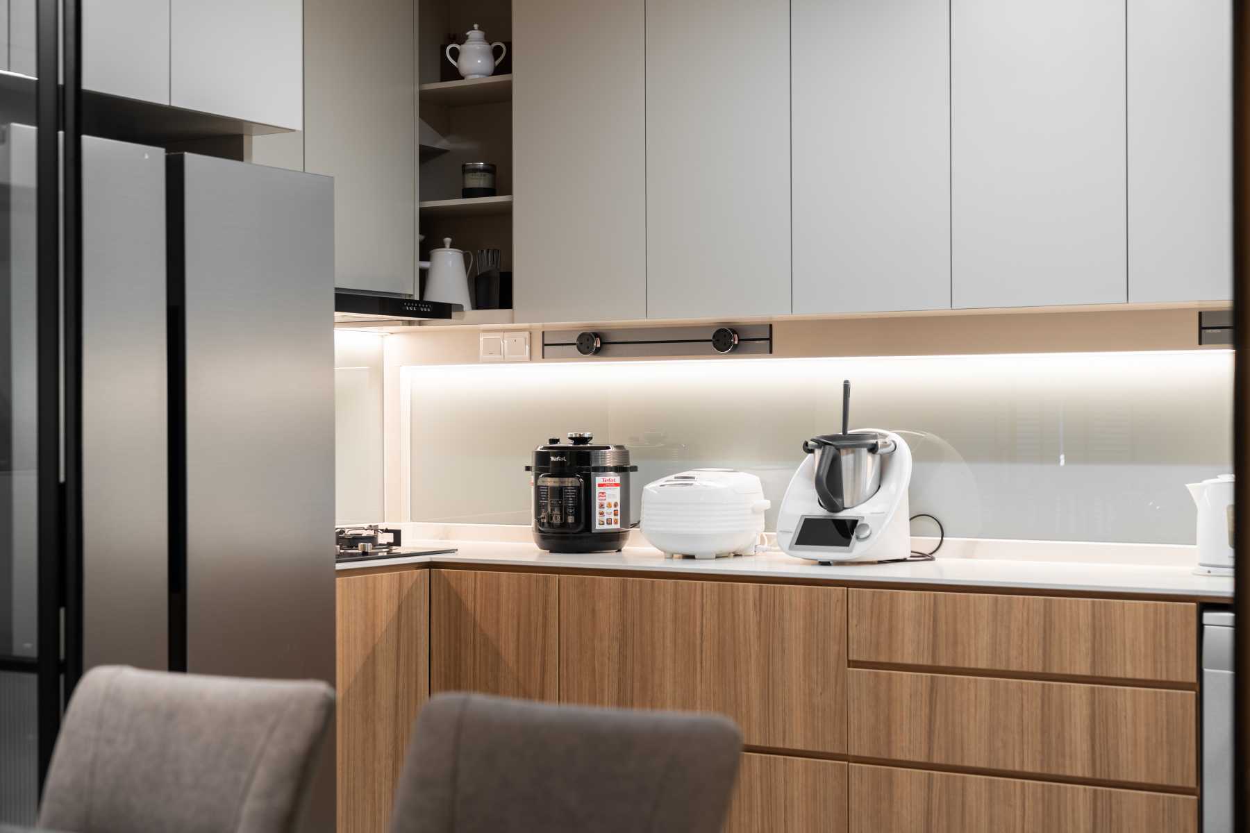 Modern Kitchen with Open Kitchen and Kitchen Backsplash
