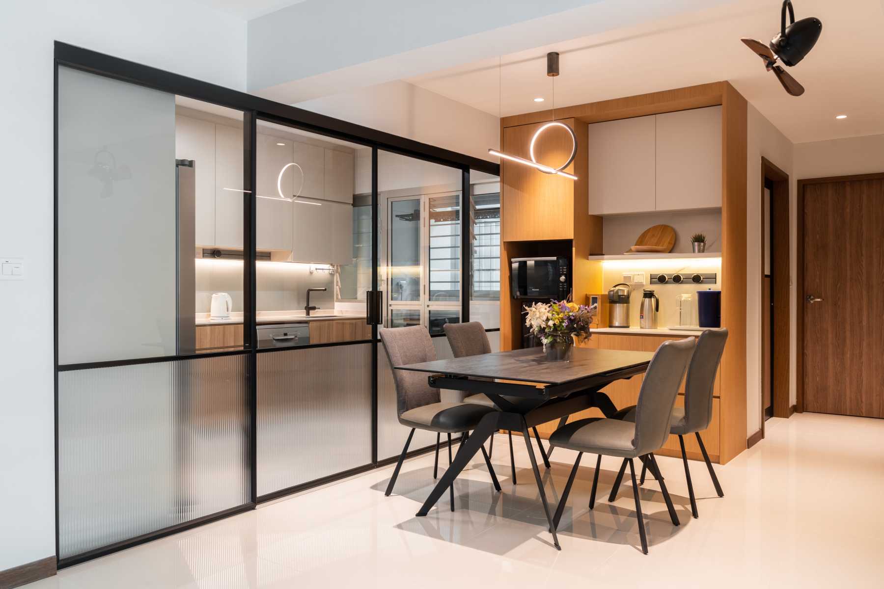 Modern Dining Room with Dining Table and Dining Chairs
