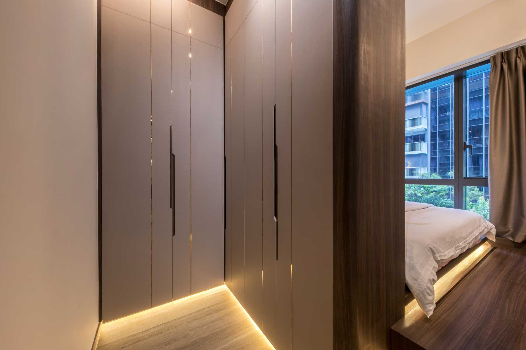 Contemporary Walk-in Wardrobe with Wardrobe and Small Storage