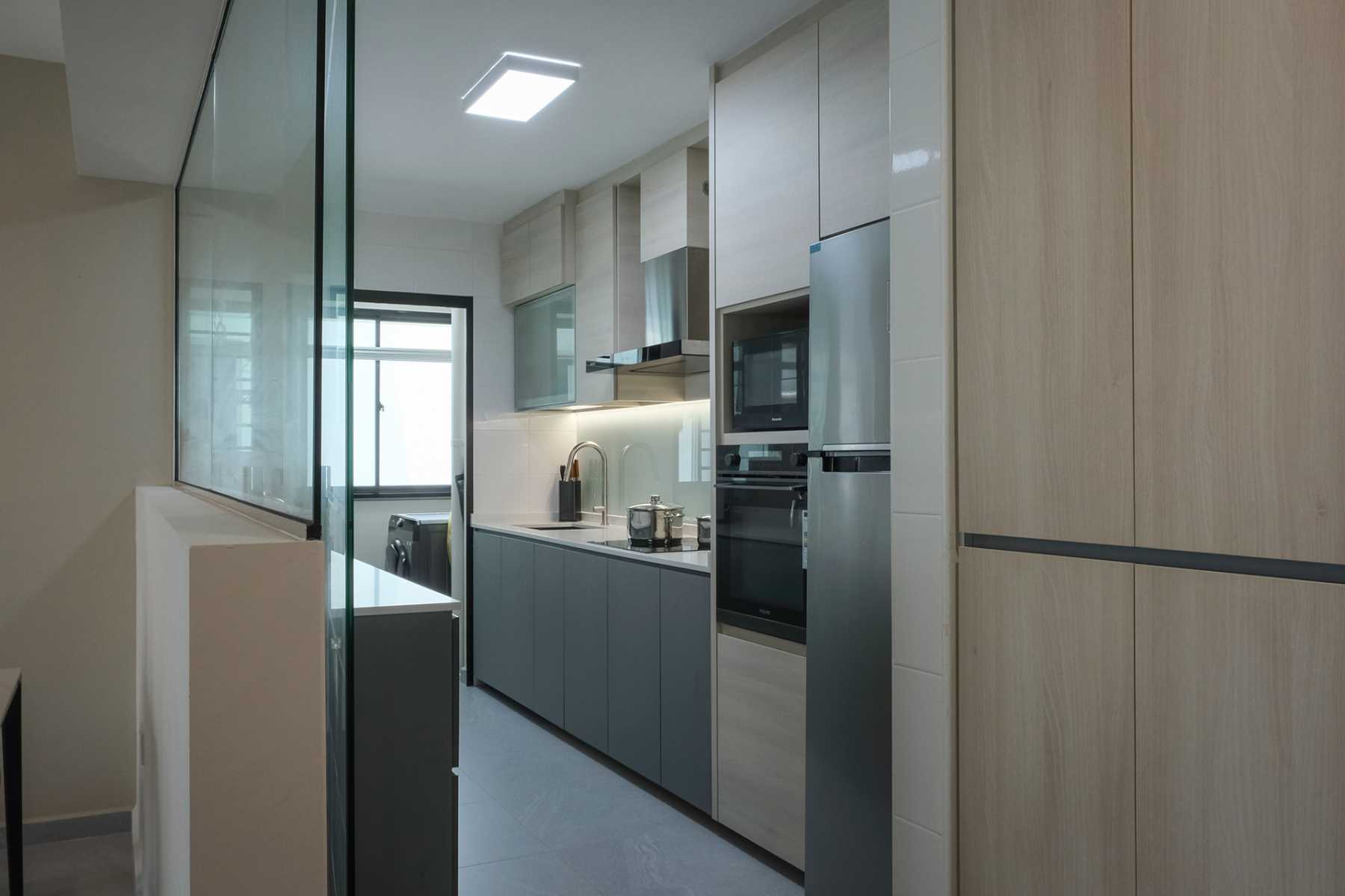 Contemporary Kitchen with Countertop and Kitchen Accessories
