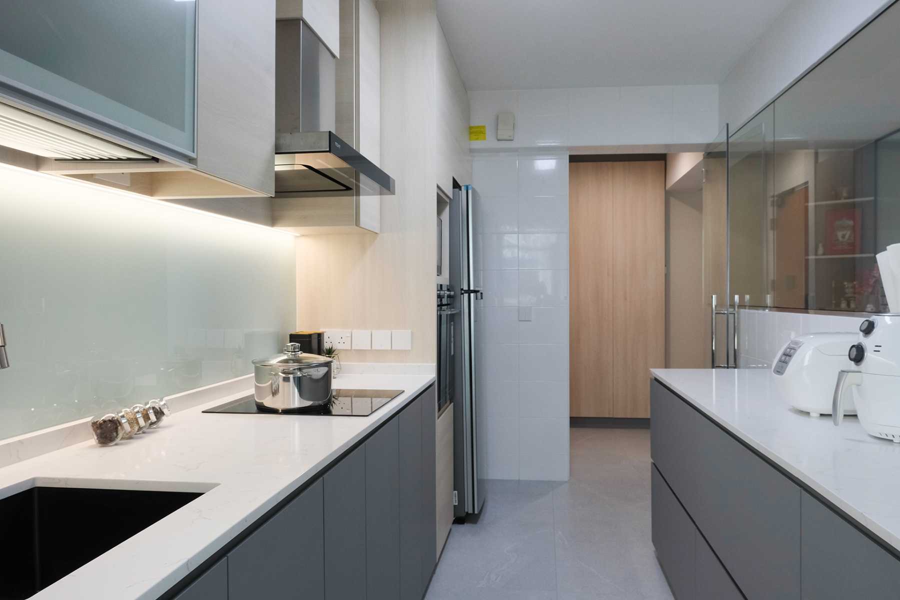 Contemporary Kitchen with Countertop and Homogeneous Tiles