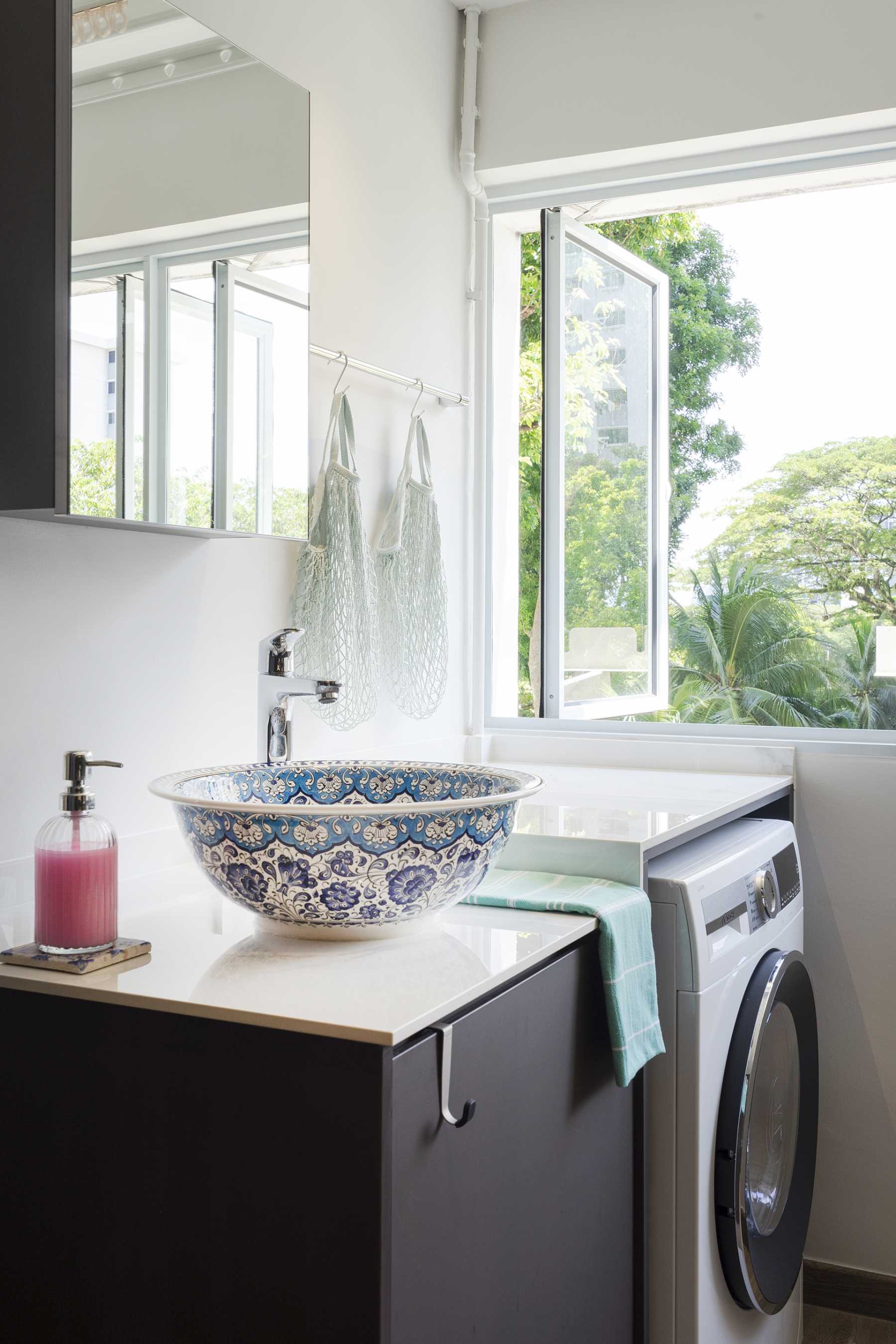 Contemporary Bathroom with Countertop and Vinyl Flooring