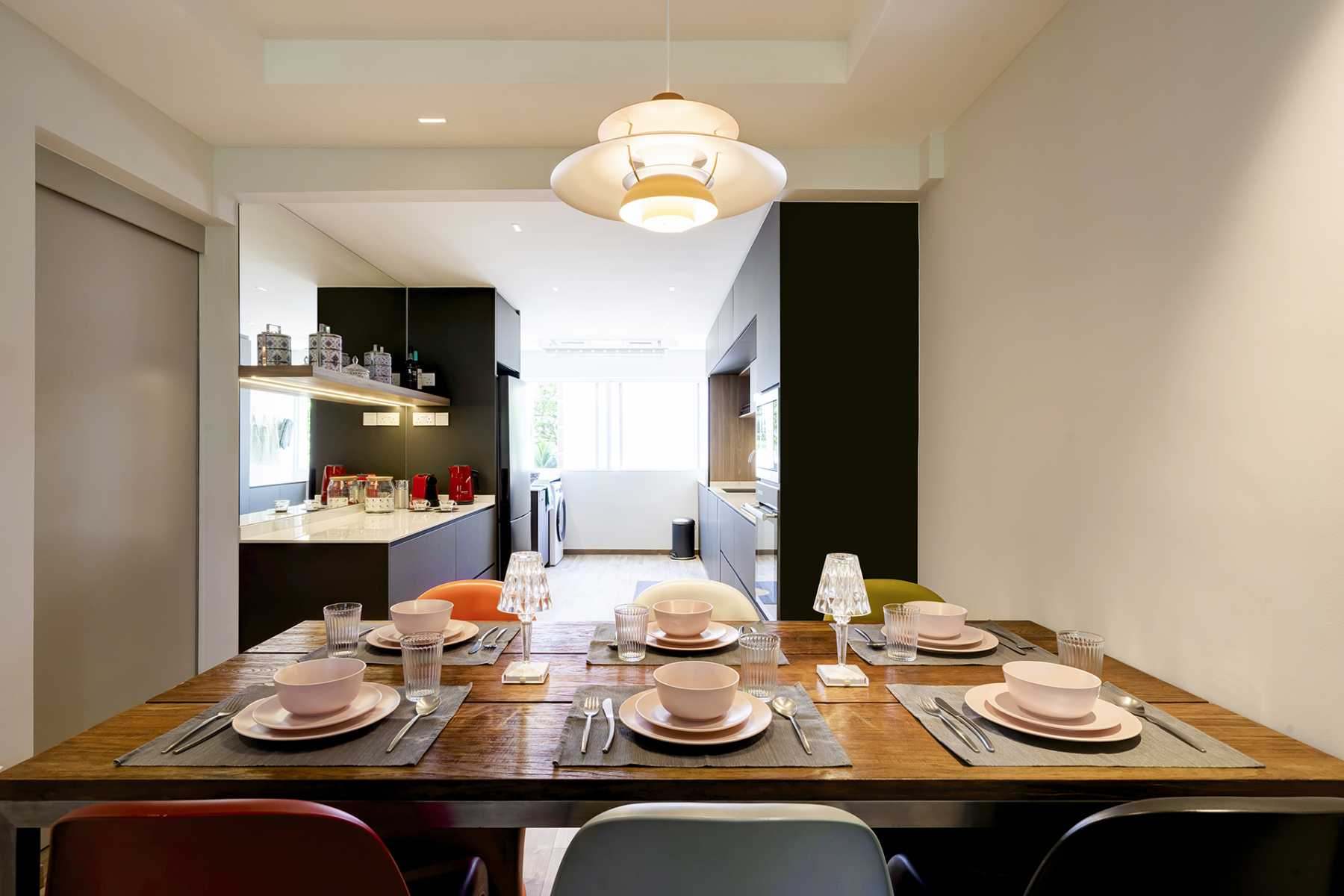 Contemporary Dining Room with Dining Table and Dining Chairs