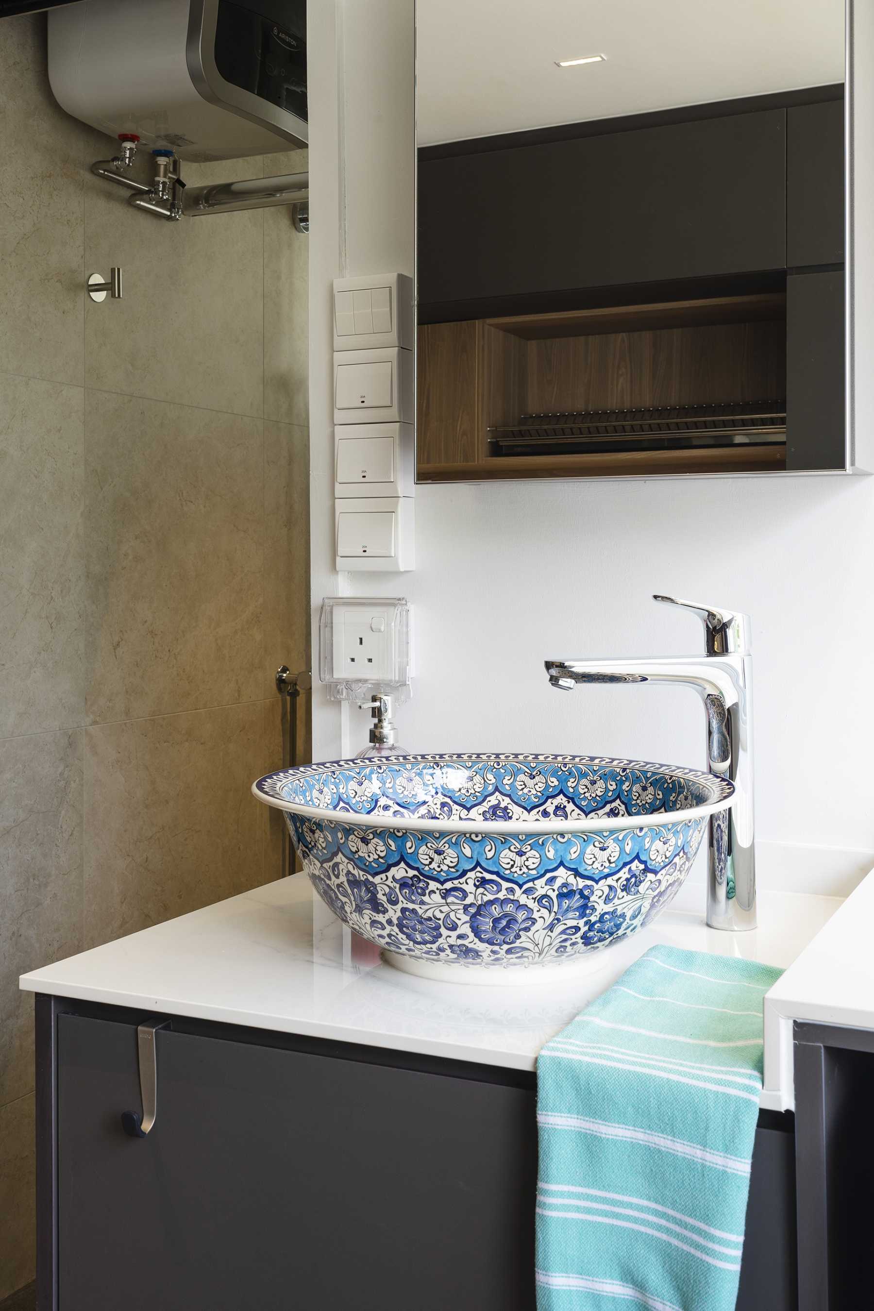 Contemporary Bathroom with Countertop and Vinyl Flooring