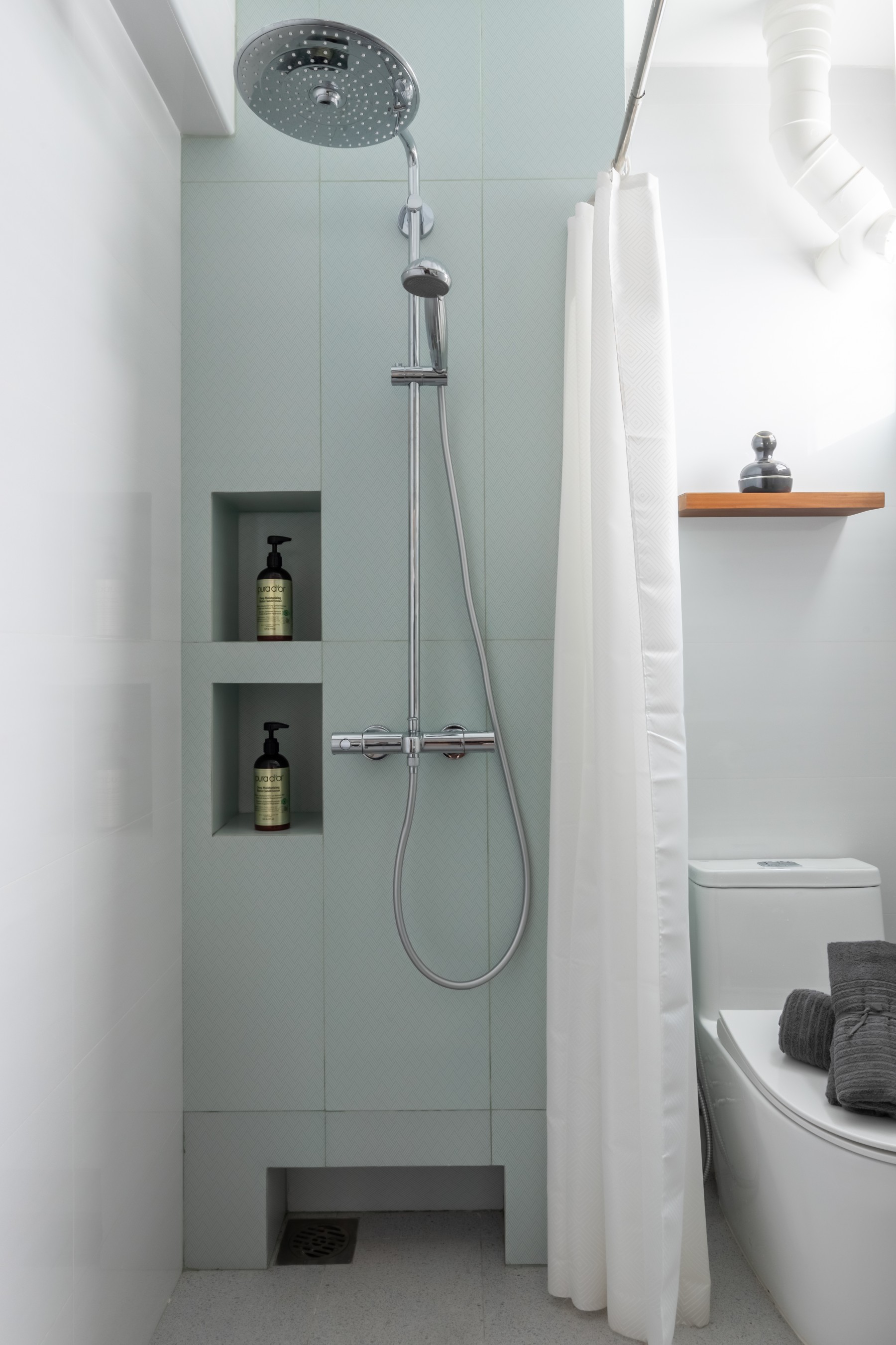 Contemporary Bathroom with Homogeneous Tiles and Rainshower