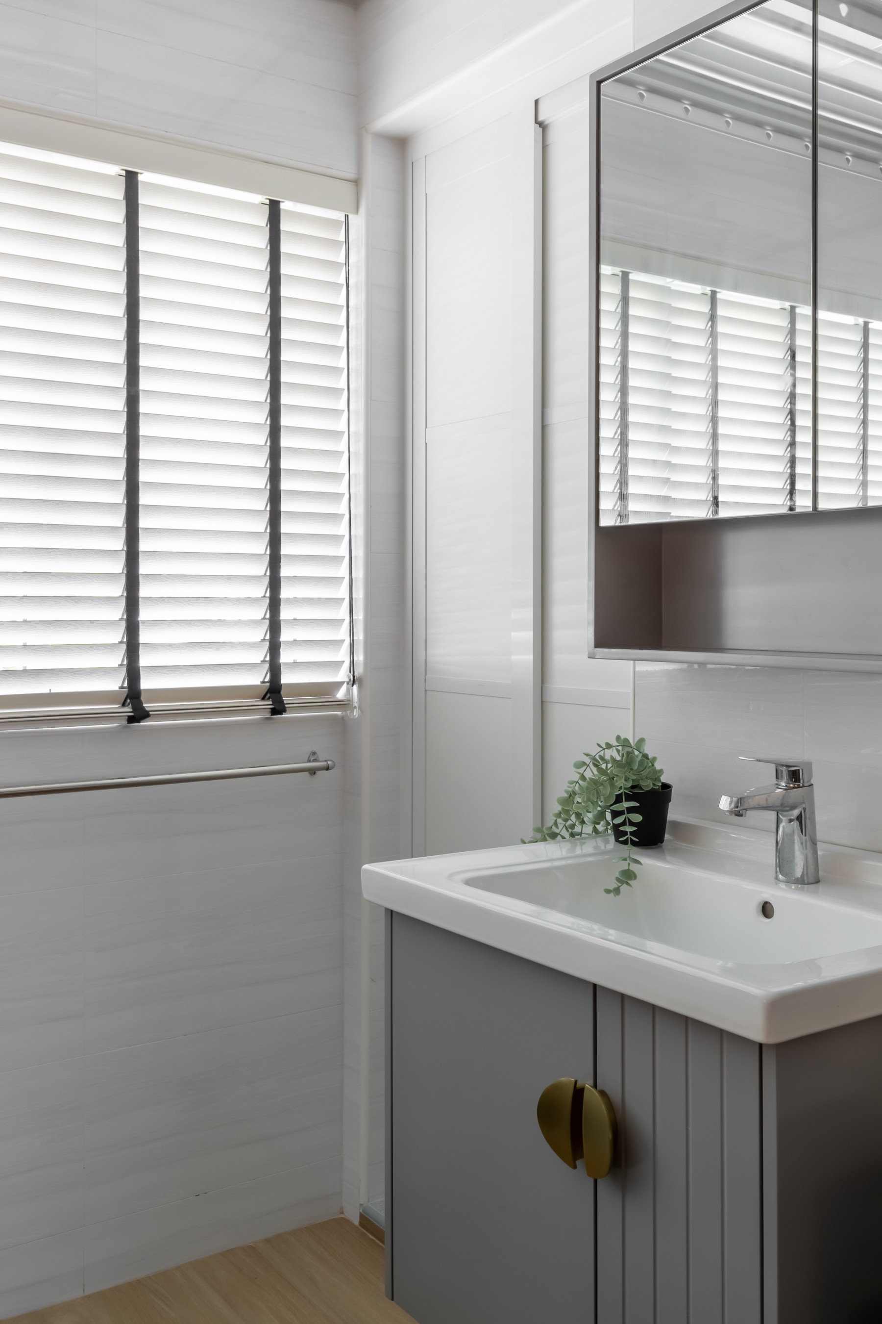 Contemporary Bathroom with Homogeneous Tiles and Mirror