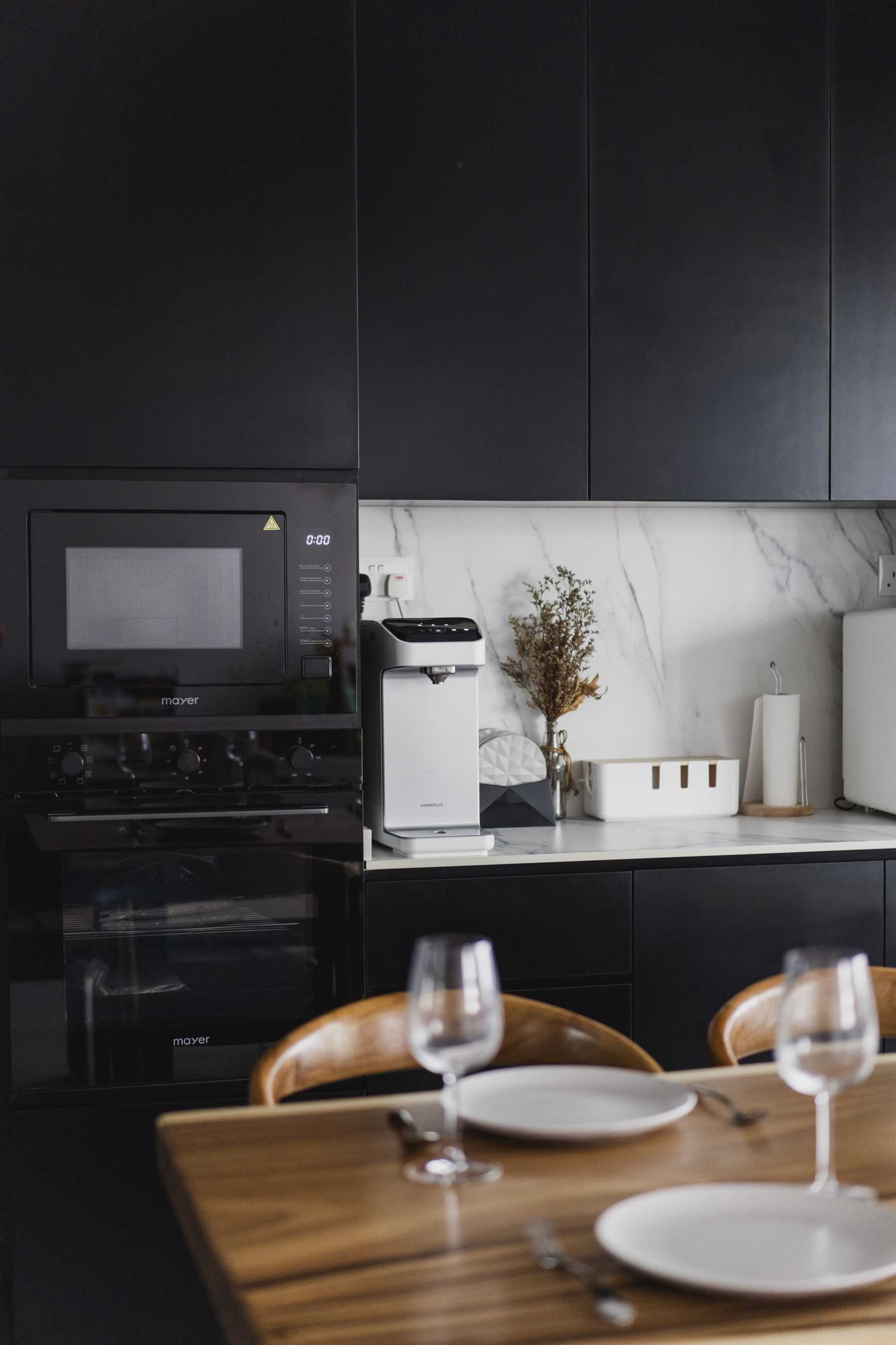 Contemporary Kitchen with Kitchen Backsplash and Dining Table