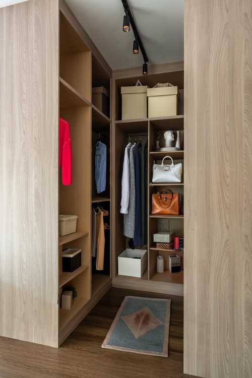 Contemporary Walk-in Wardrobe at Tampines | Tampines Greendew
