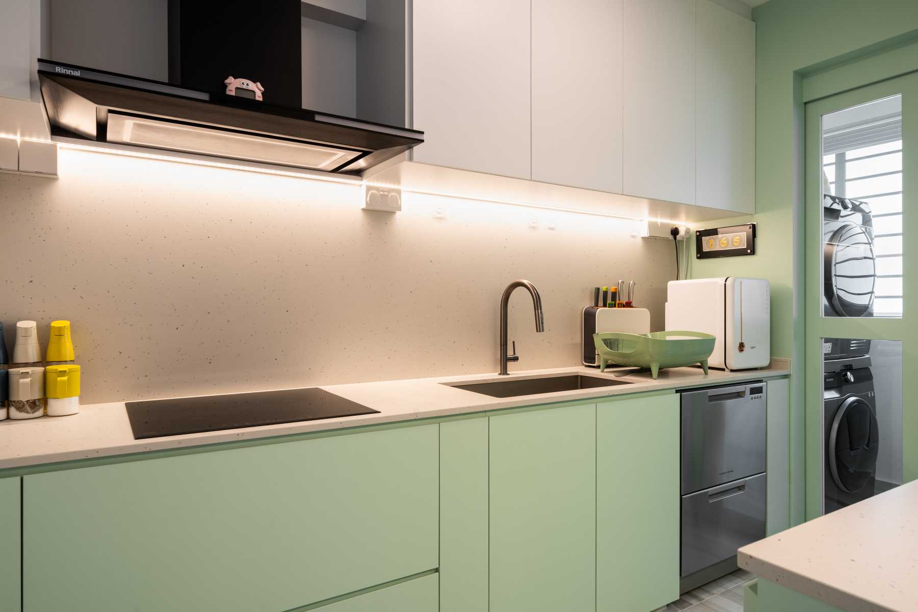 Modern Kitchen with Open Kitchen and Kitchen Accessories