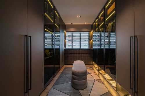 Contemporary Walk-in Wardrobe at Resale 5 Room HDB @ Tiong Bahru