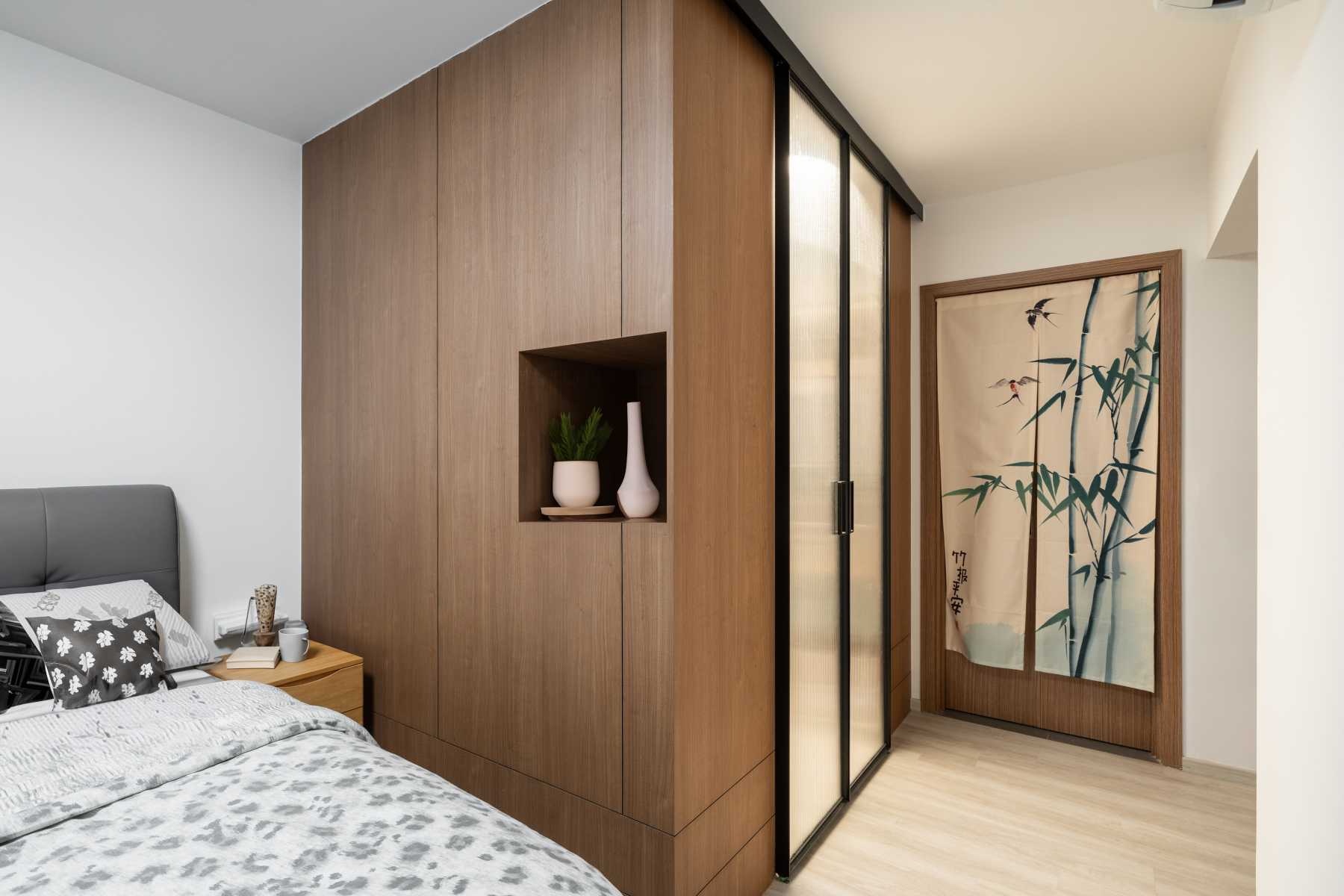 Scandinavian Walk-in Wardrobe with Mirror and Wardrobe