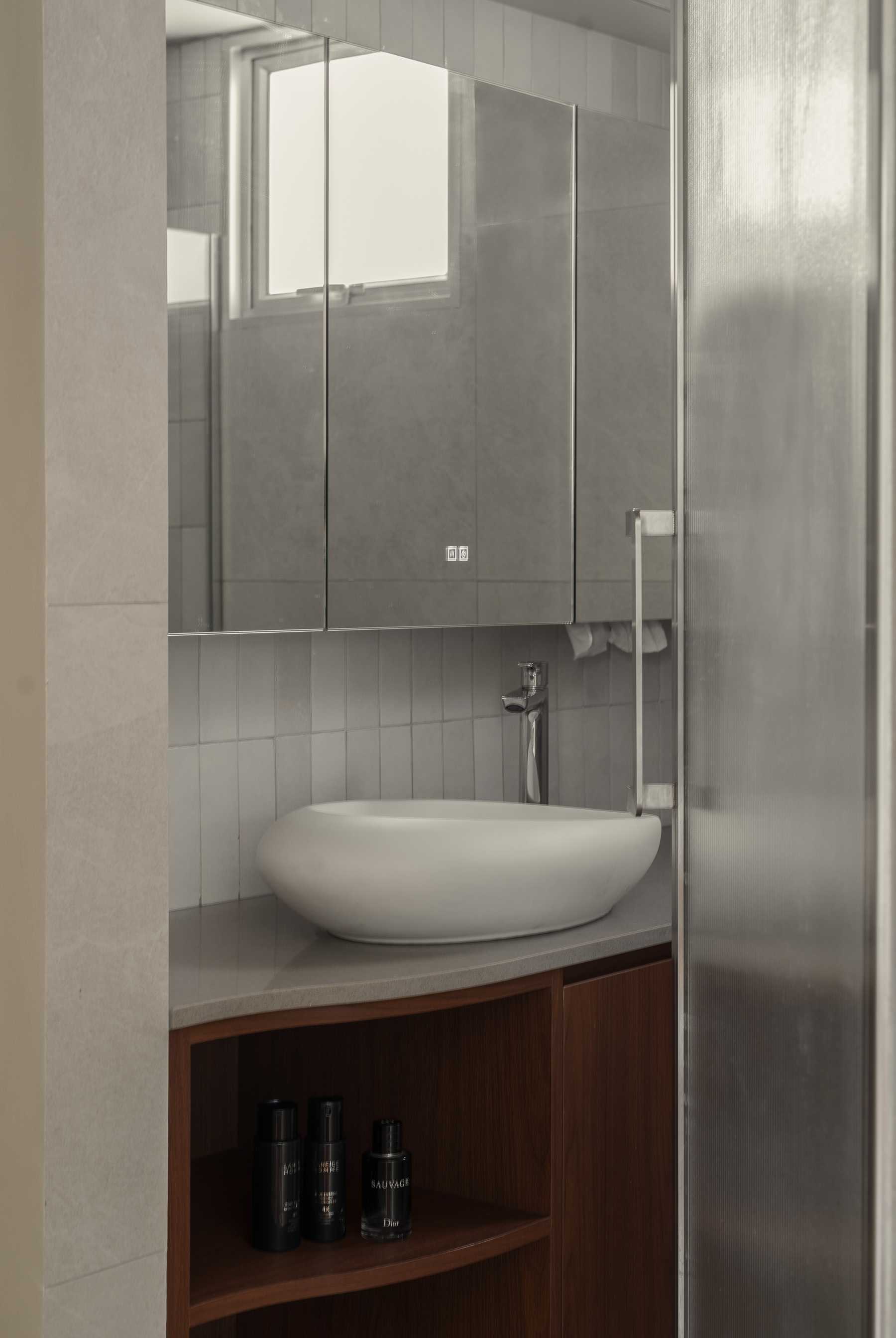 Modern Bathroom with Mirror and Wash Basins