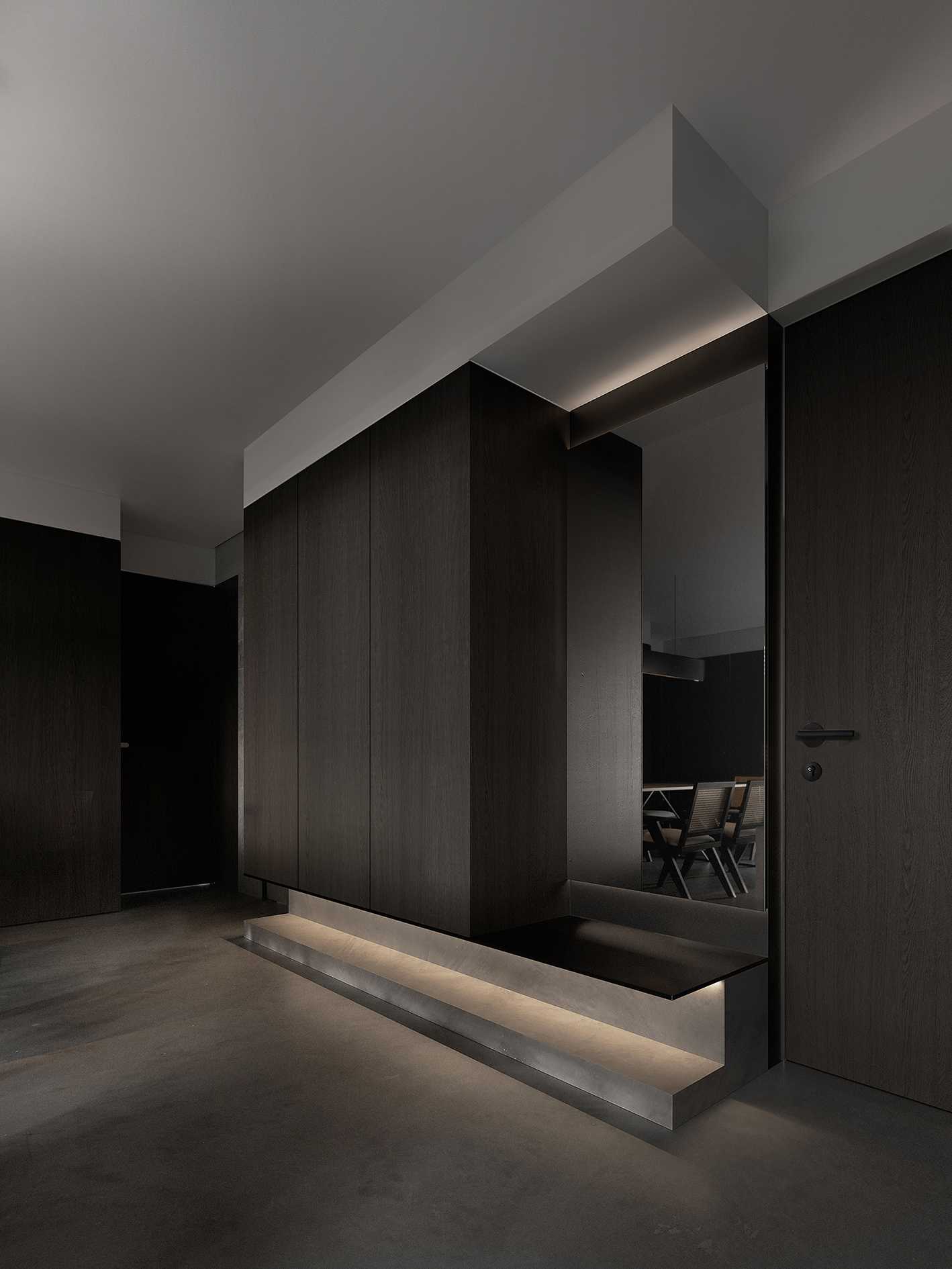 Minimalist Foyer with Mirror and Cove Lighting