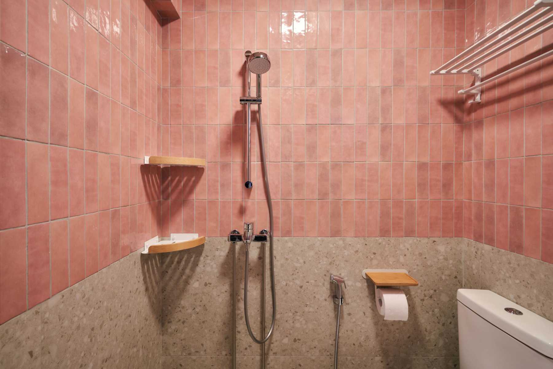 Scandinavian Bathroom with Homogeneous Tiles and Bathroom Accessories