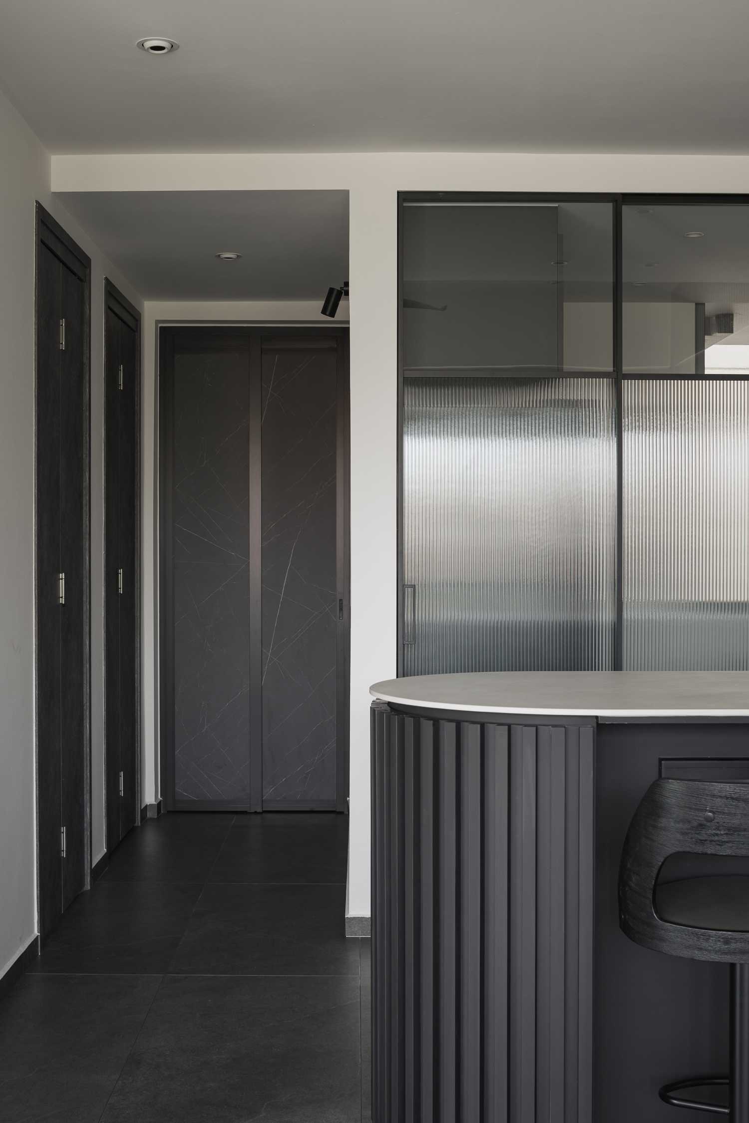Modern Home Bar with Countertop and Bar Counter