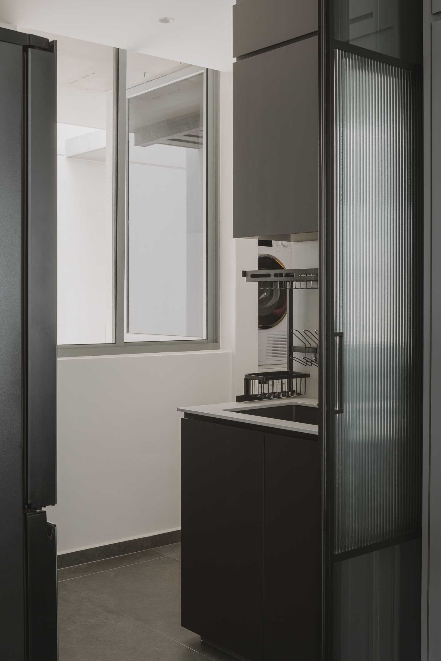 Modern Kitchen with Kitchen Window and Kitchen Backsplash