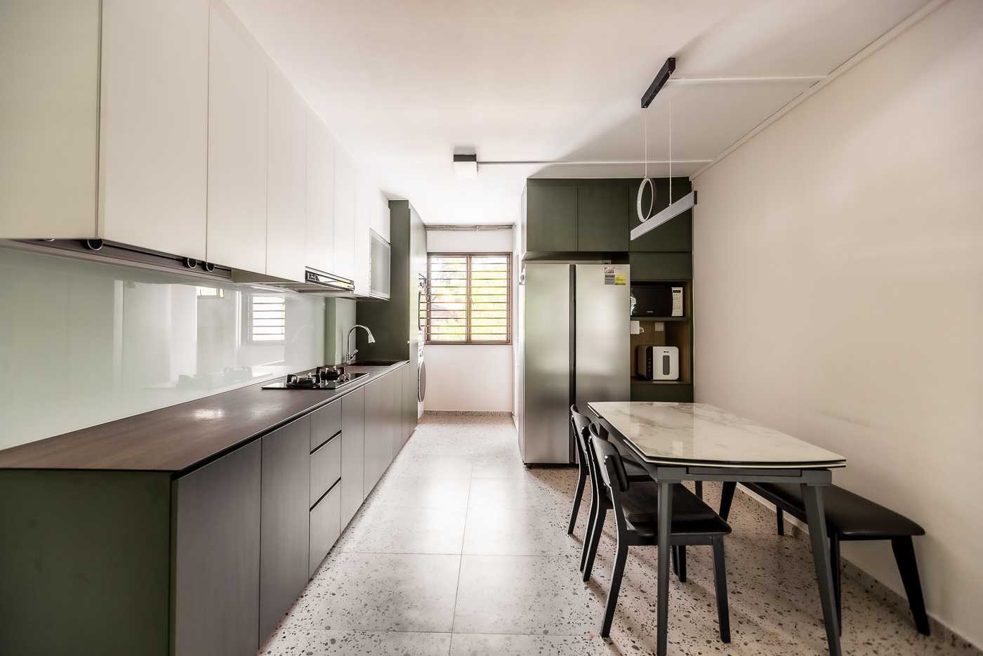 Modern Kitchen with Countertop and Homogeneous Tiles