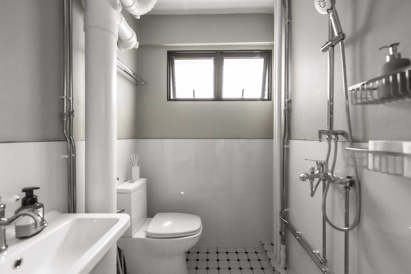 Modern Bathroom with Mirror and Rainshower