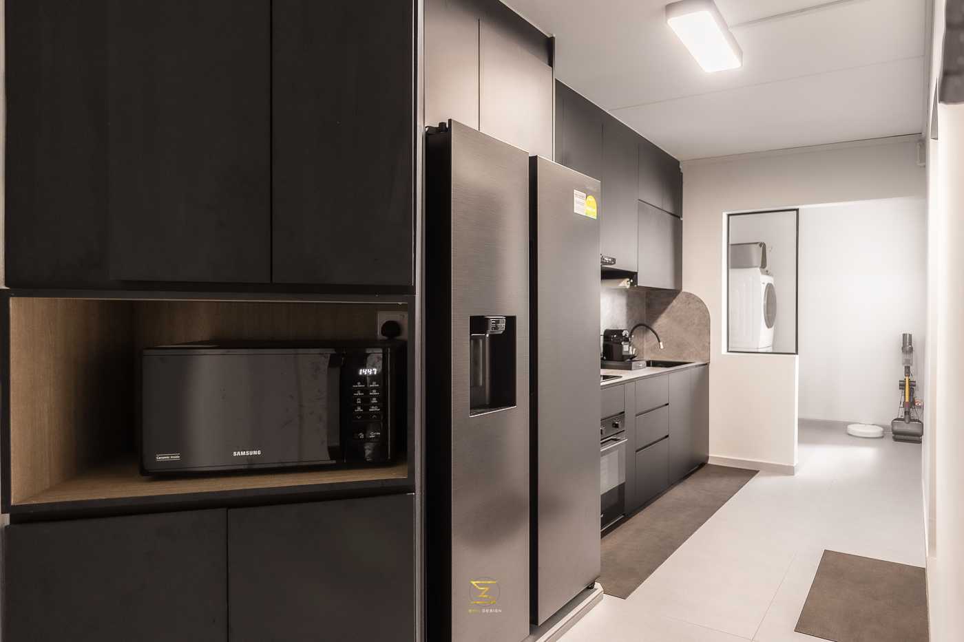 Minimalist Kitchen with Homogeneous Tiles and Kitchen Backsplash