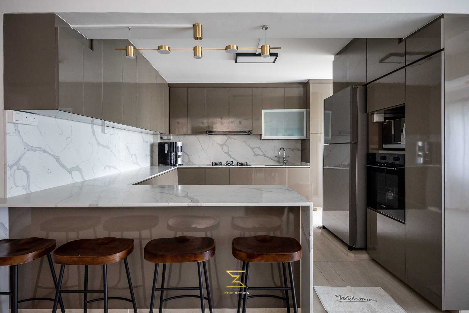Contemporary Kitchen with Homogeneous Tiles and Kitchen Island