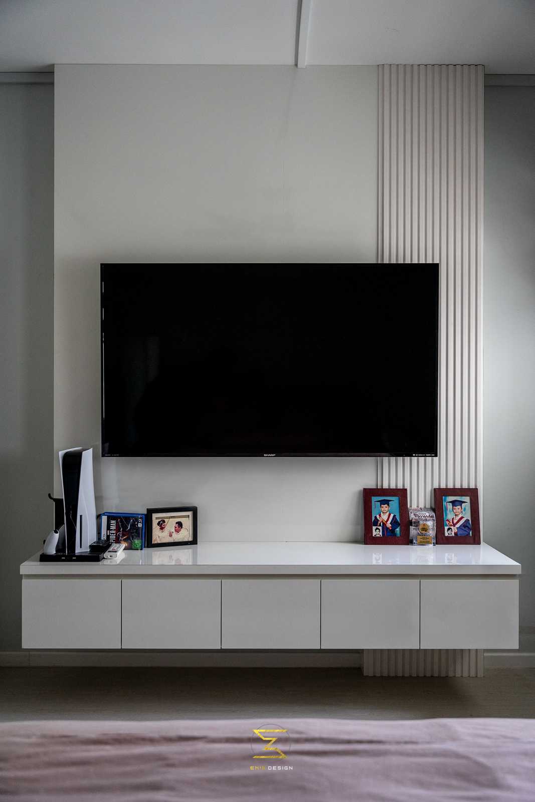 Contemporary Bedroom with Vinyl Flooring and TV Console