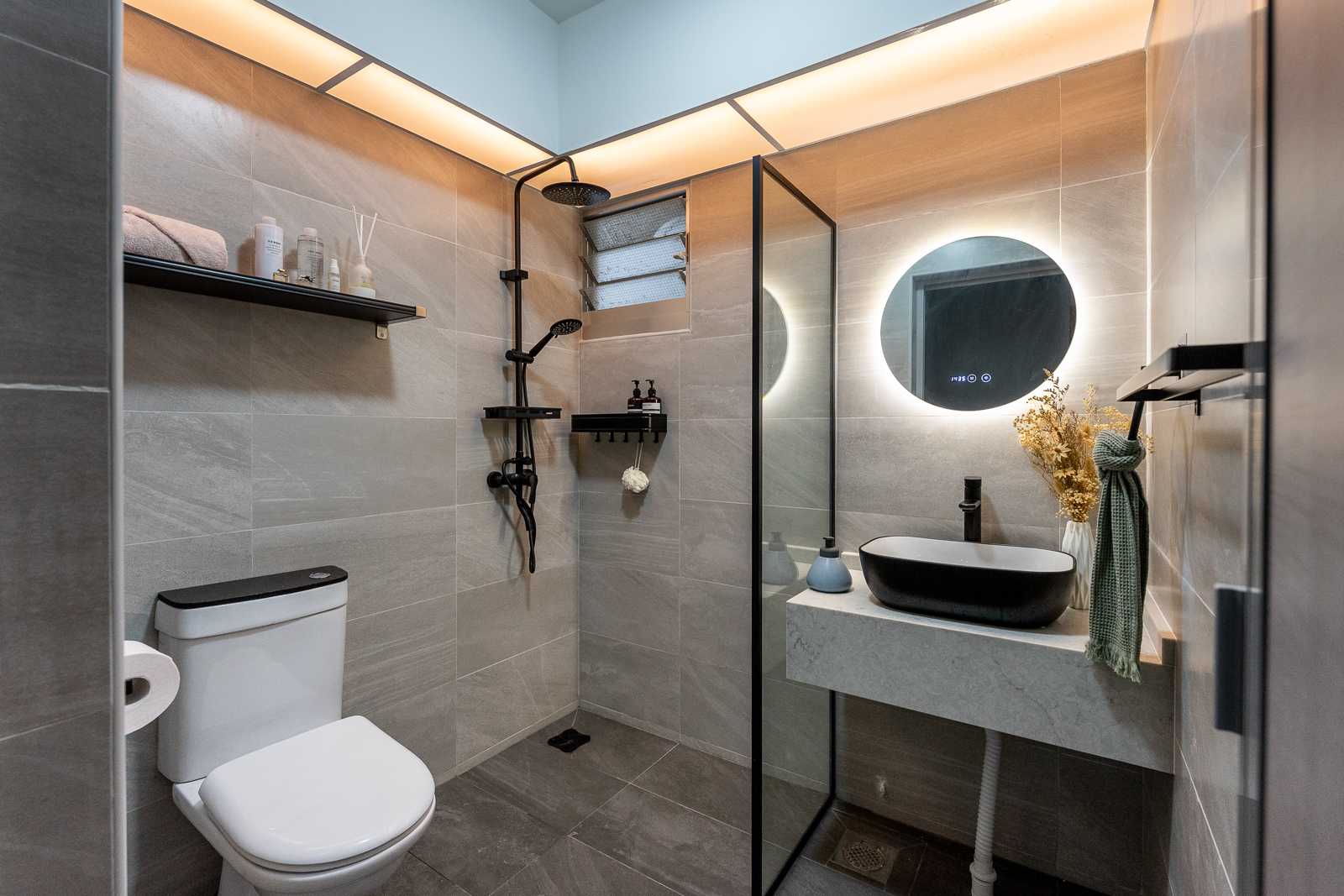 Contemporary Bathroom with Homogeneous Tiles and Mirror