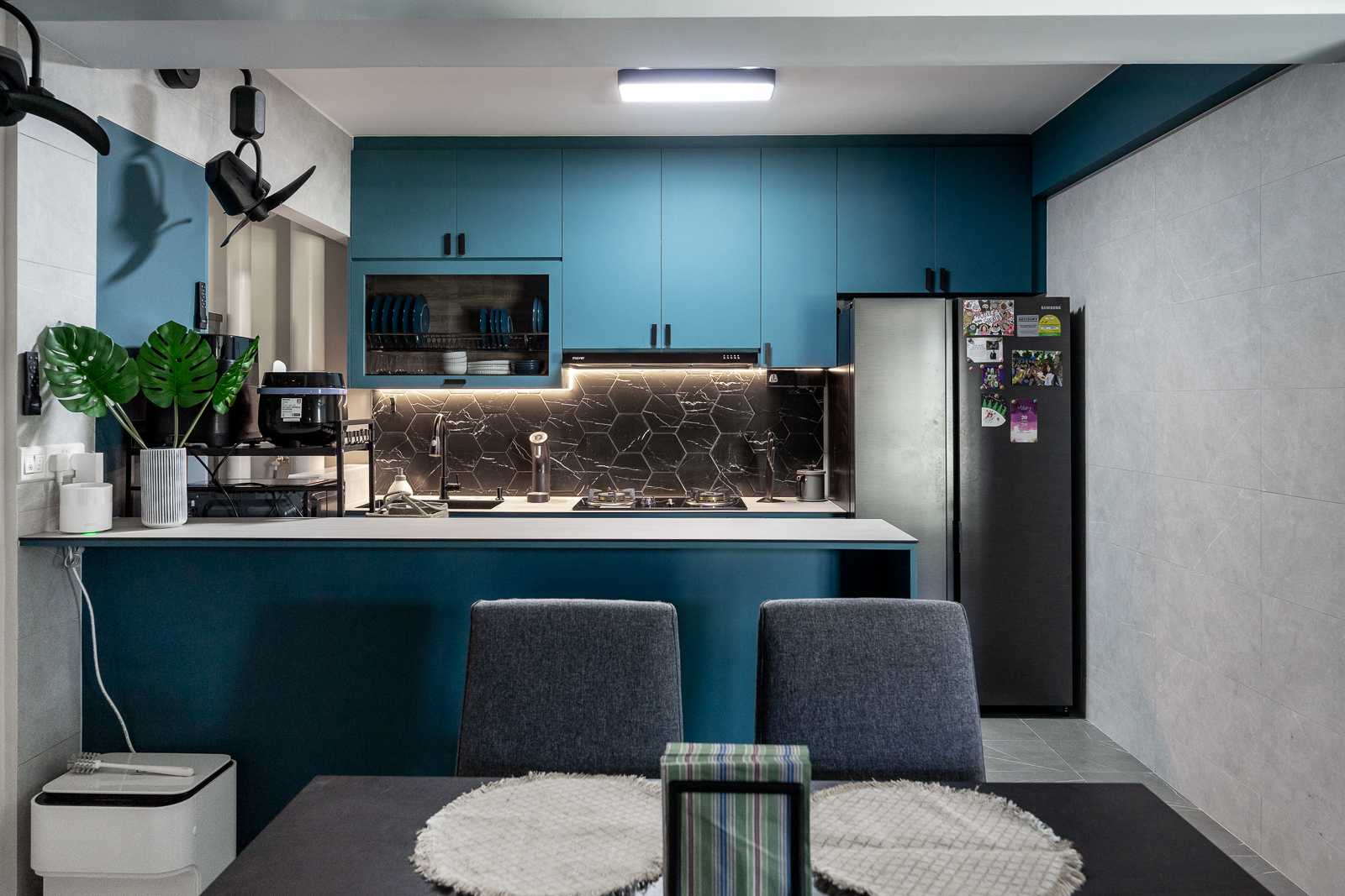 Contemporary Kitchen with Countertop and Homogeneous Tiles